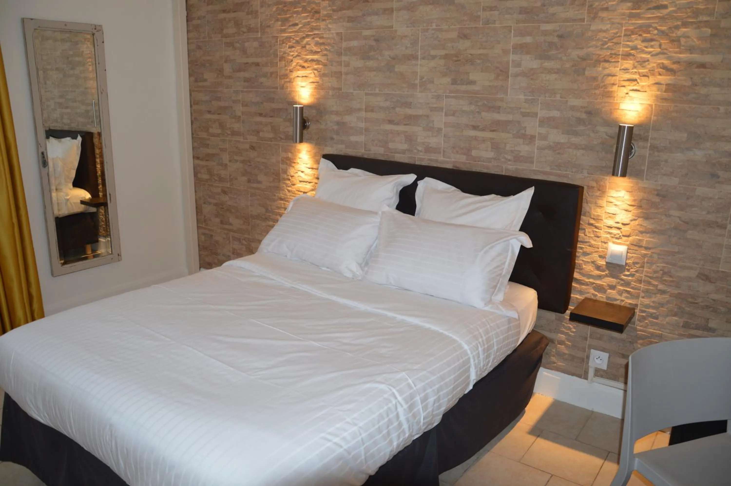 Photo of the whole room in Hotel le Castellamar