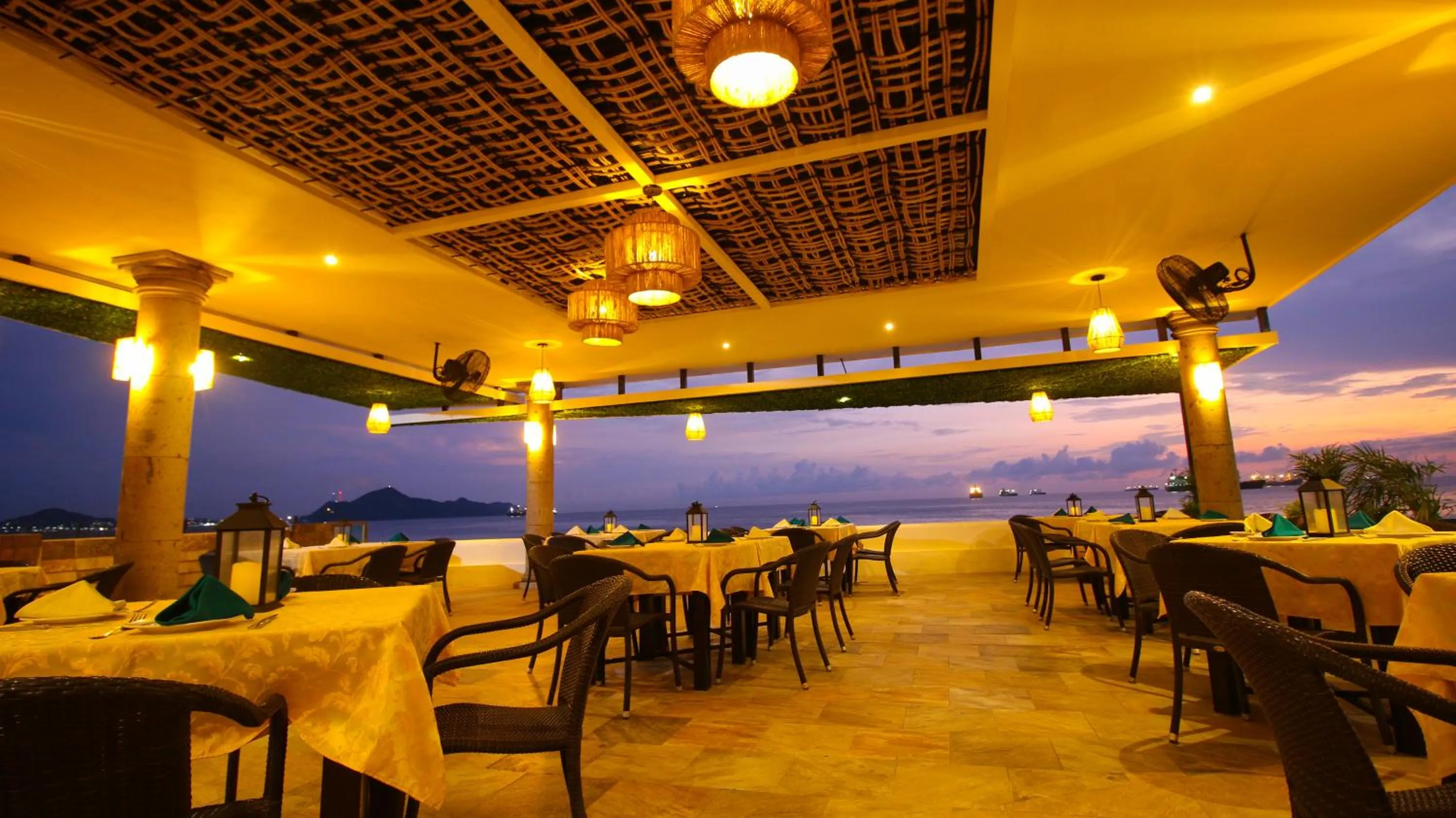 Restaurant/places to eat in Hotel Marbella