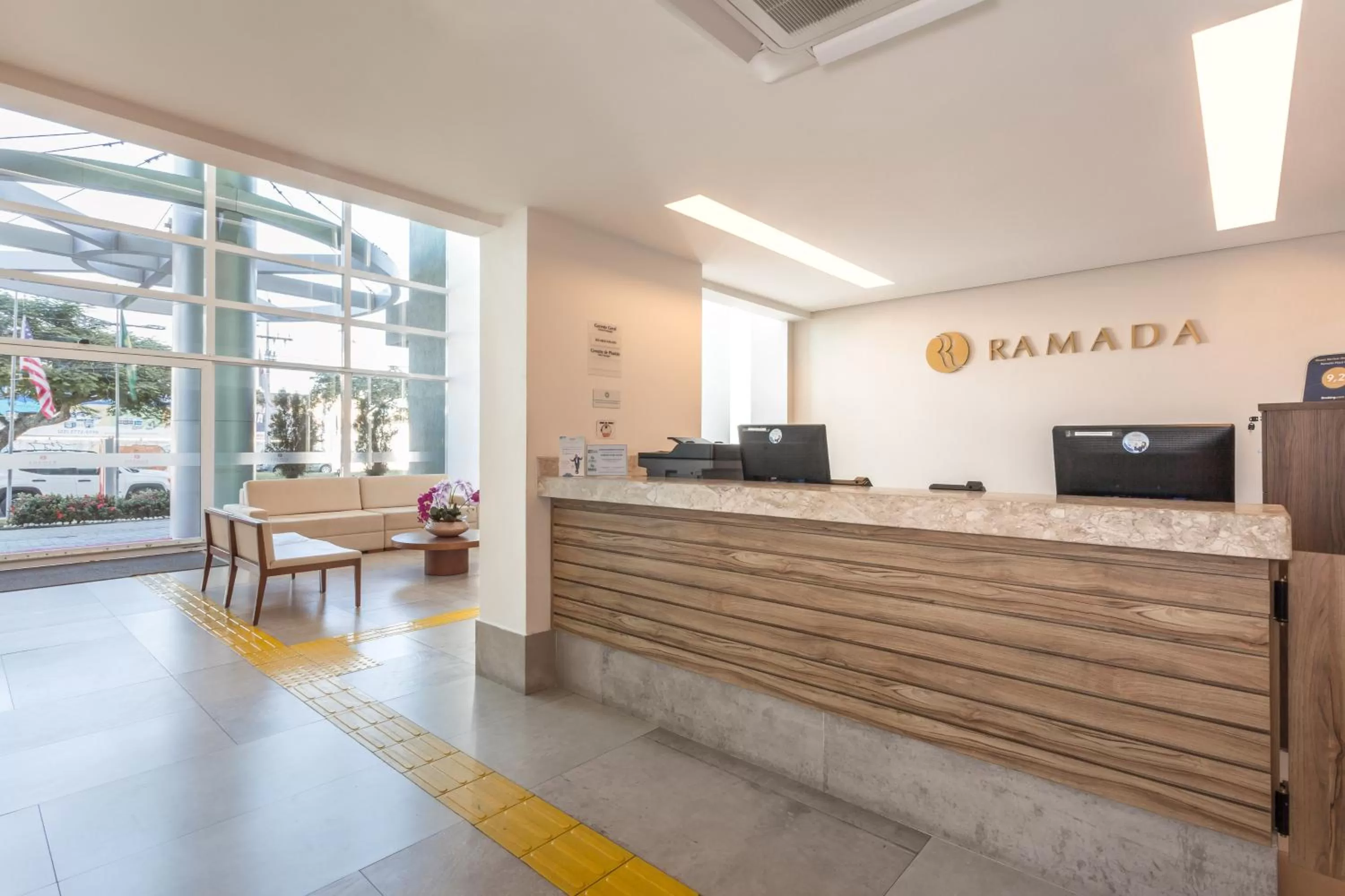 Lobby or reception in Ramada by Wyndham Macae Hotel & Suites