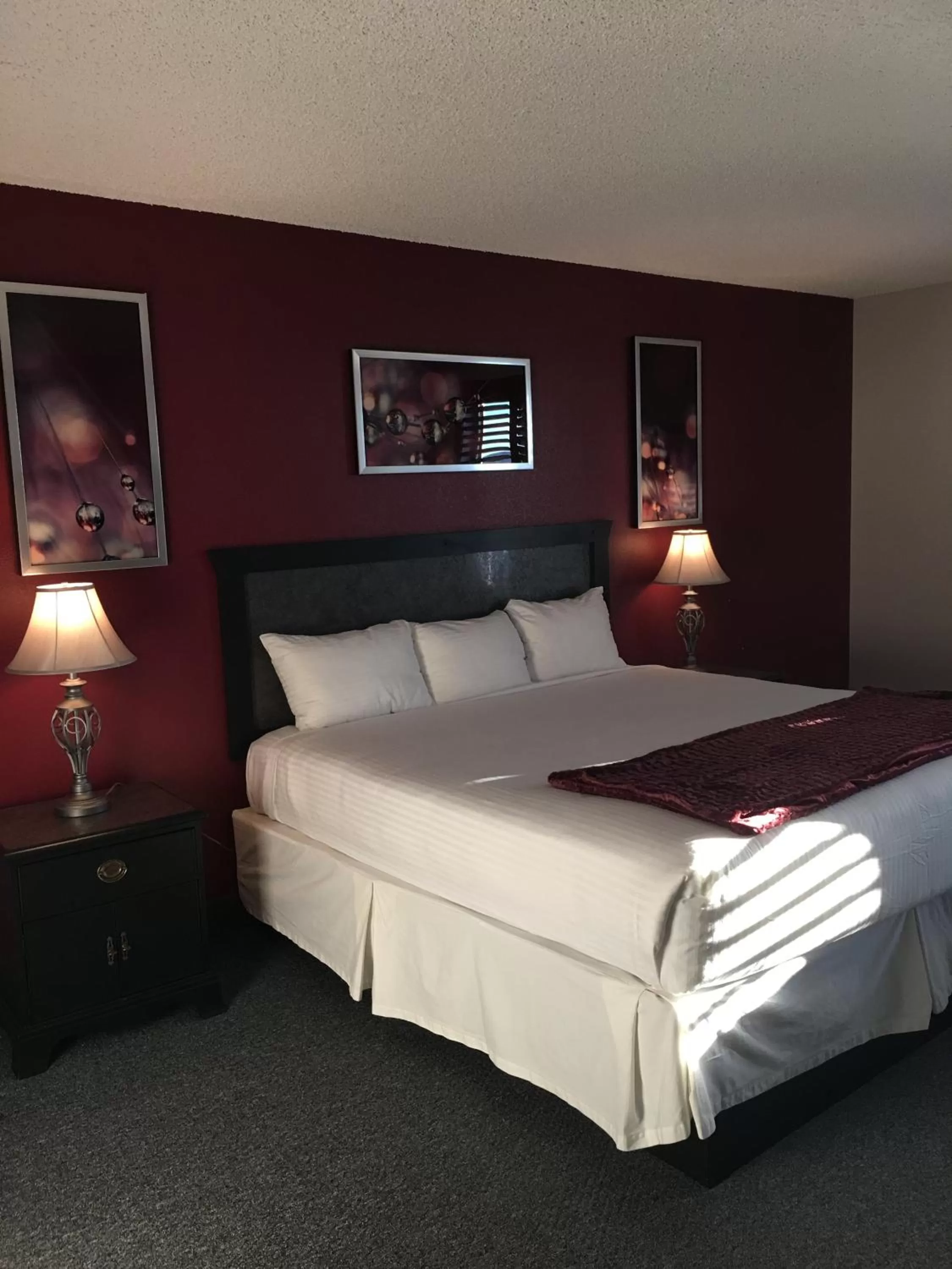 Bed in Laughlin River Lodge