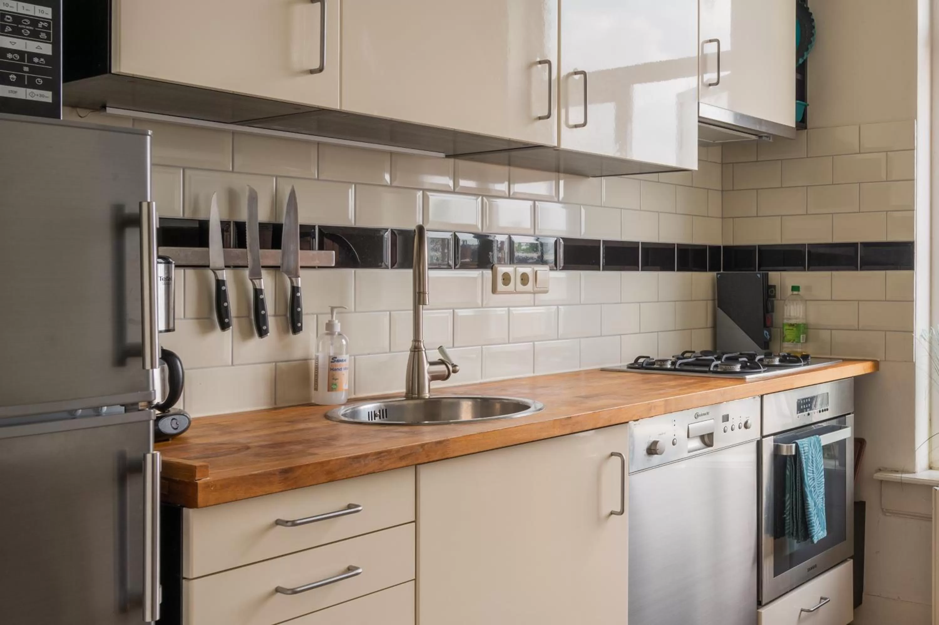 Kitchen or kitchenette in J&J