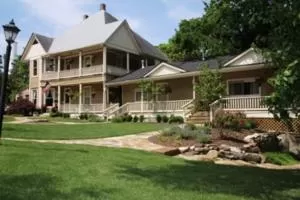 Garden, Property Building in Heartstone Inn