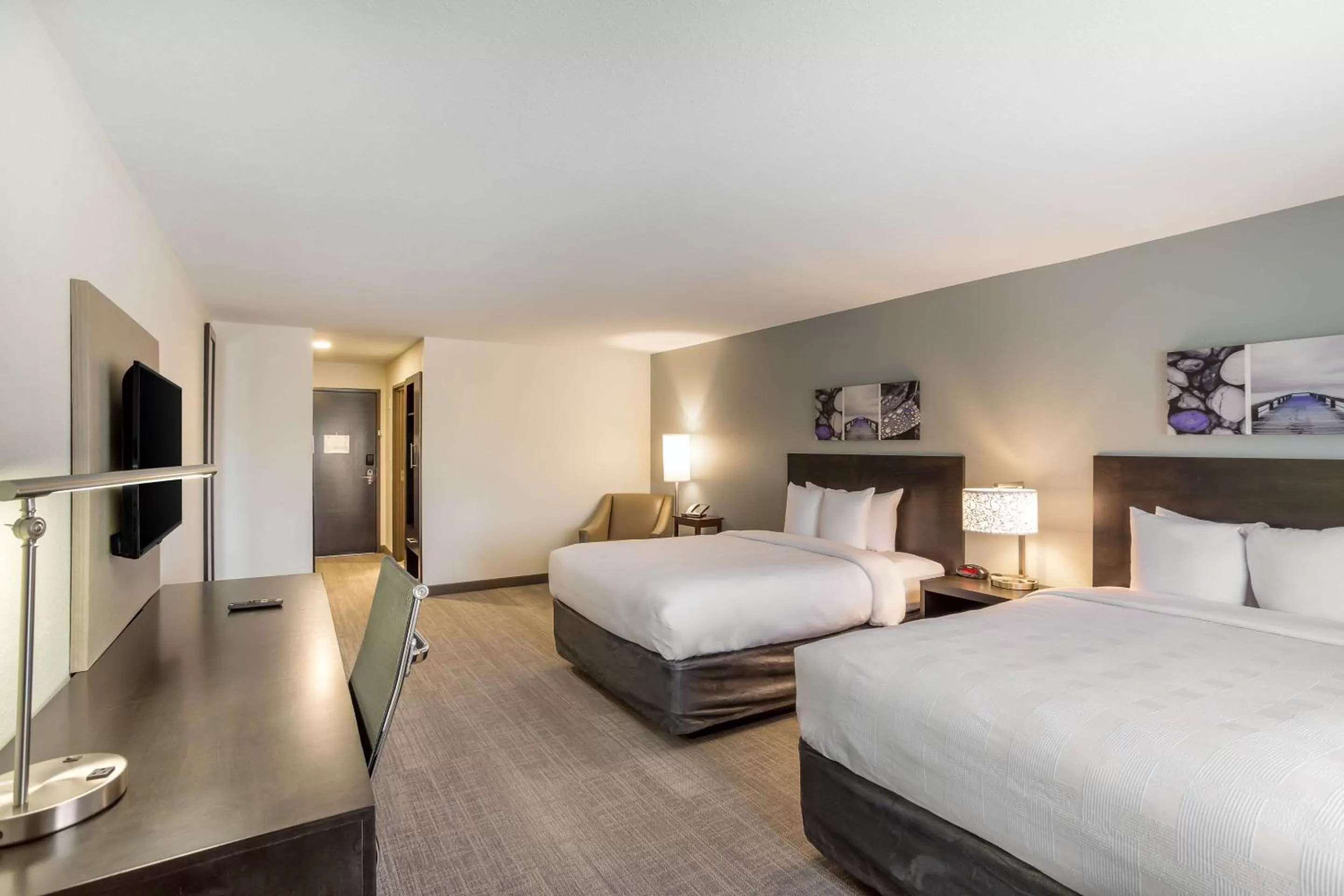 Photo of the whole room, Bed in MainStay Suites Logan Ohio-Hocking Hills