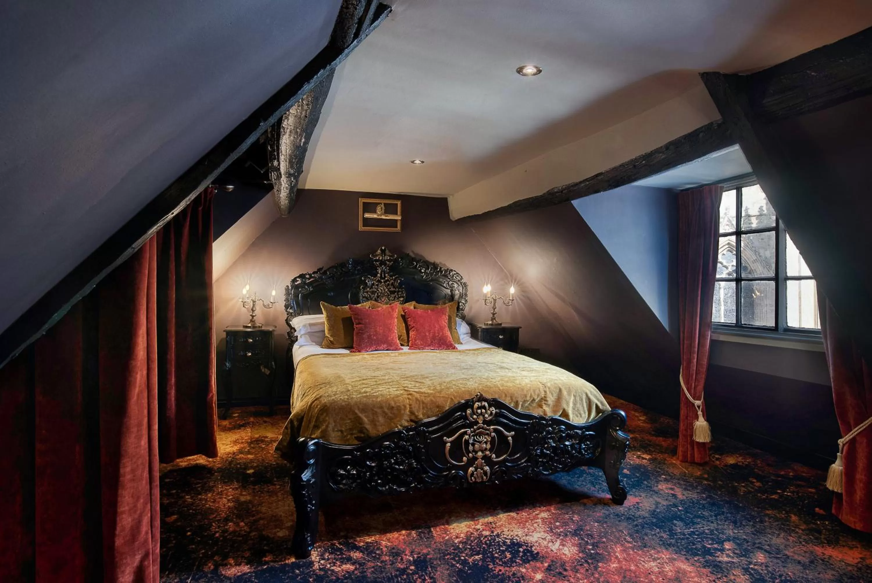 Bed in Guy Fawkes Inn