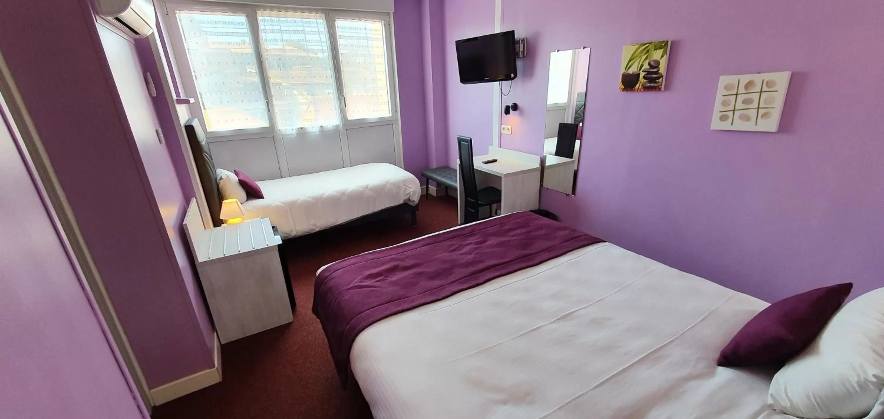 Photo of the whole room, Bed in Hôtel Port Beach