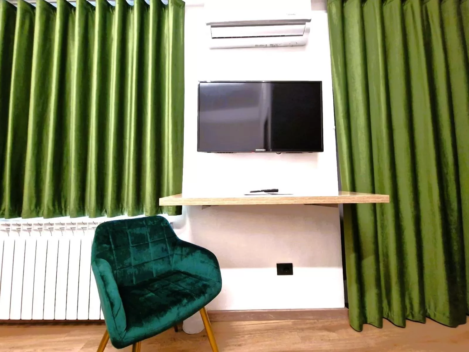 TV and multimedia, TV/Entertainment Center in B&B ONE