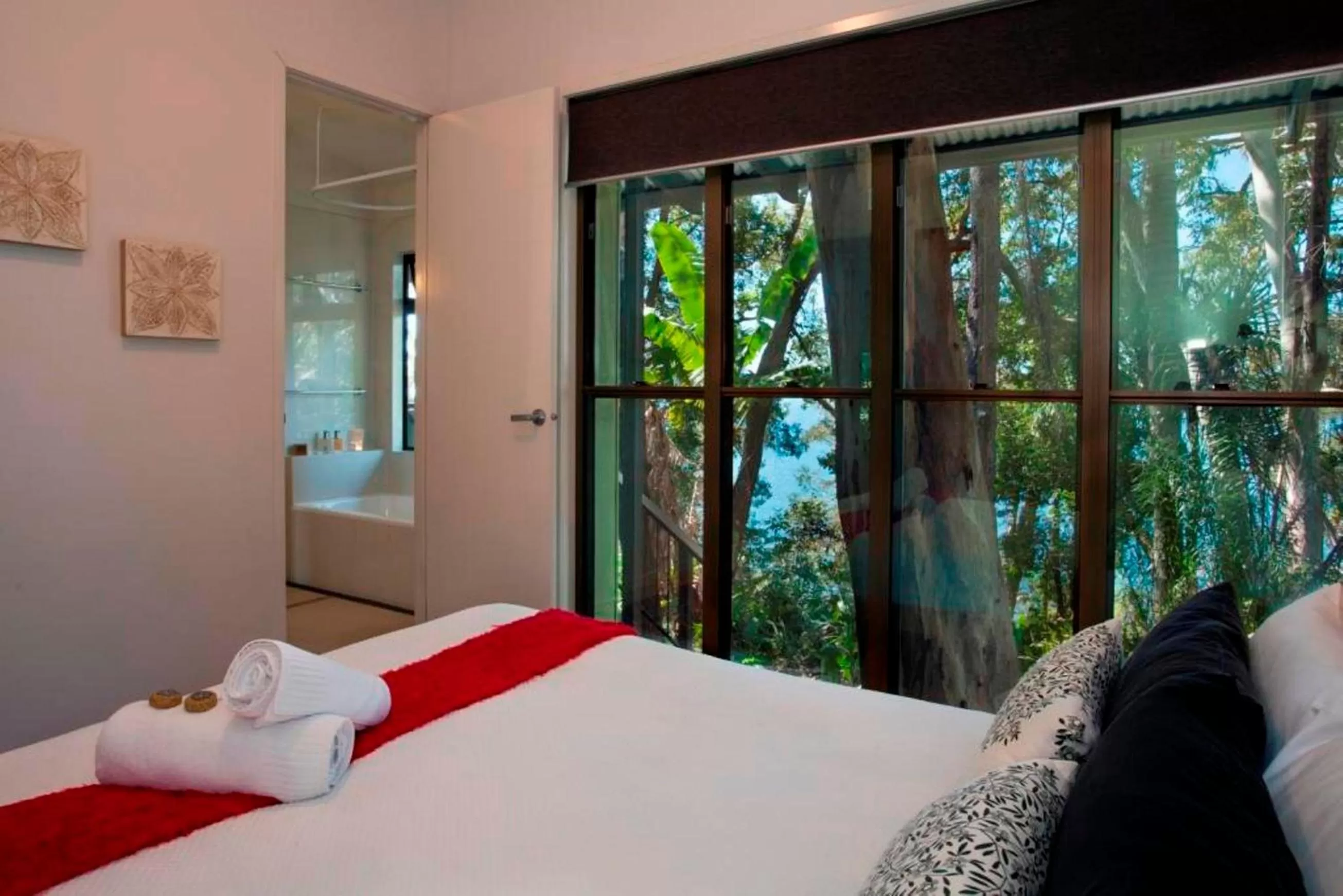 Bedroom, Bed in Eumarella Shores Noosa Lake Retreat