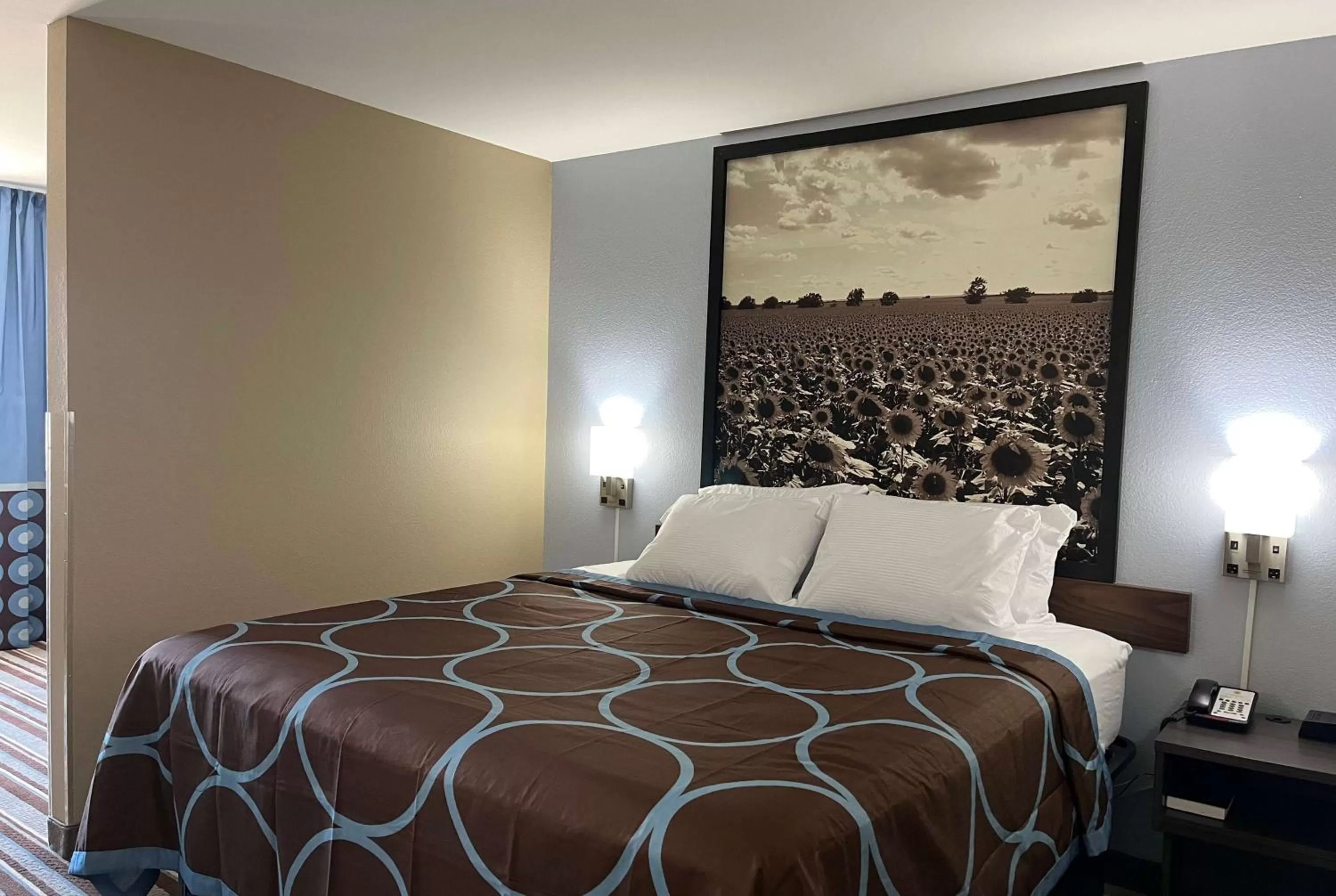 Photo of the whole room, Bed in Super 8 by Wyndham Independence KS