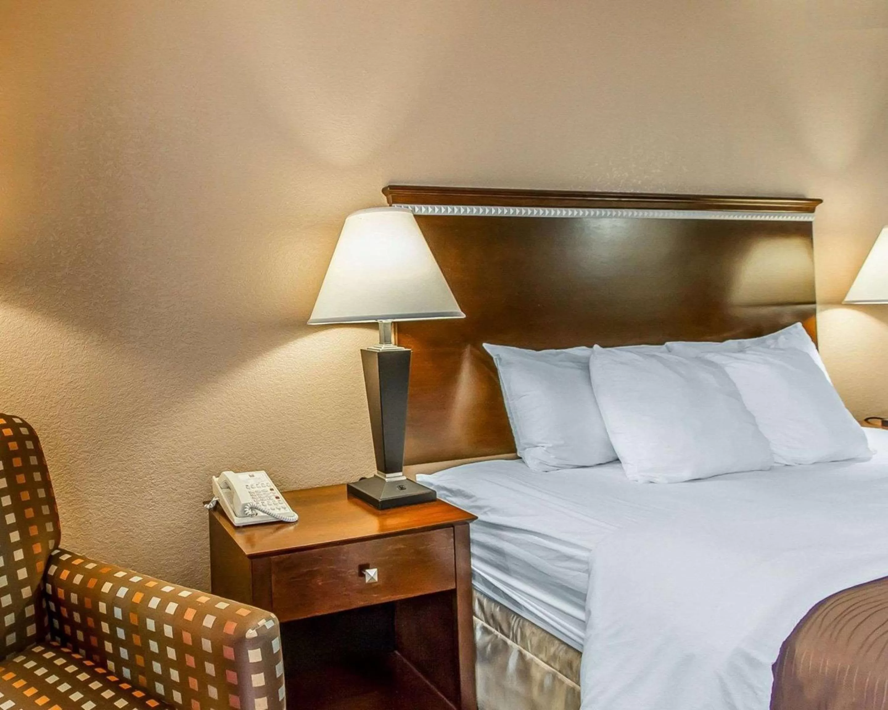 Bedroom, Bed in Quality Inn & Suites Mount Pleasant