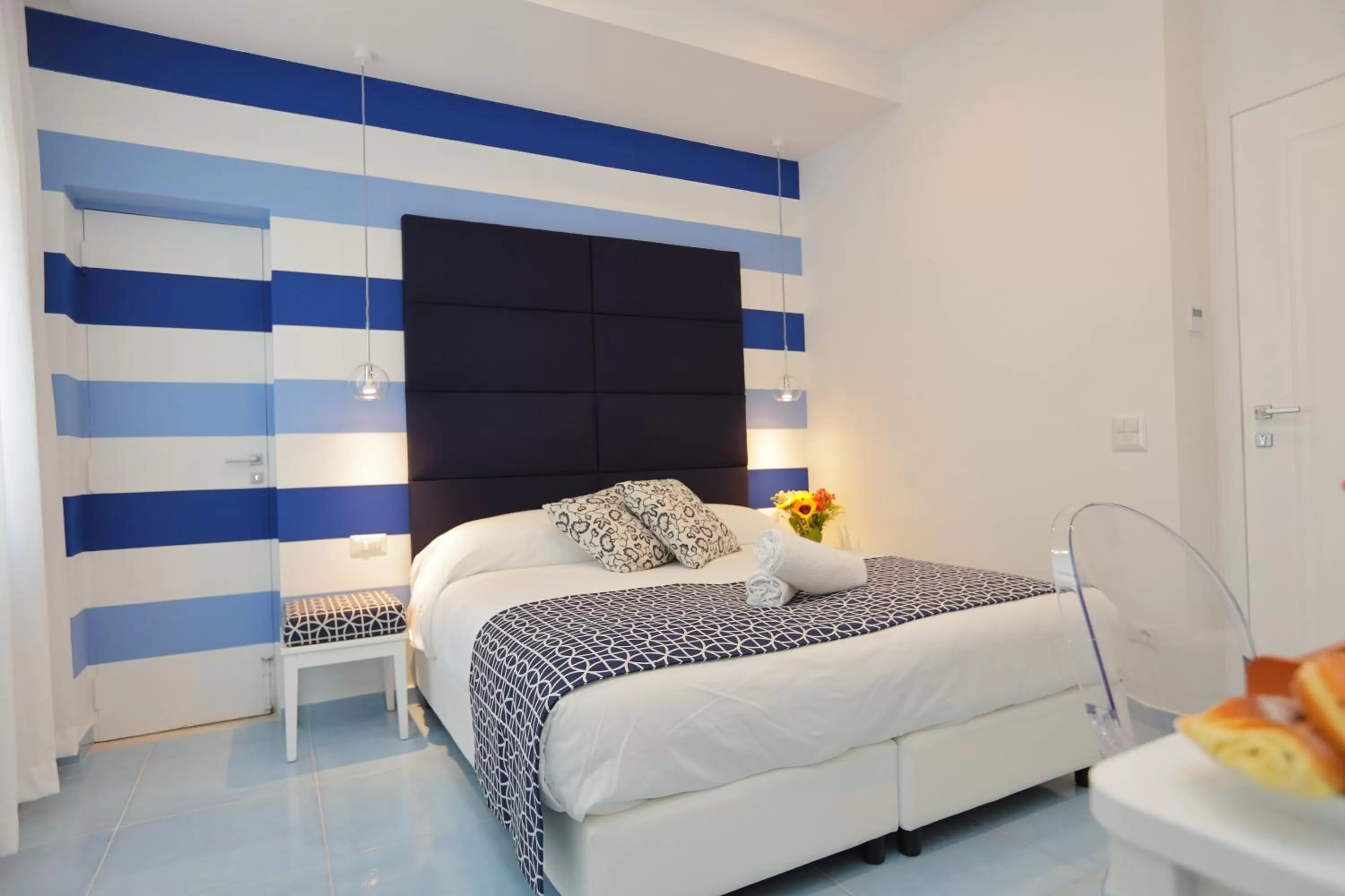 Photo of the whole room, Bed in Domus Meta