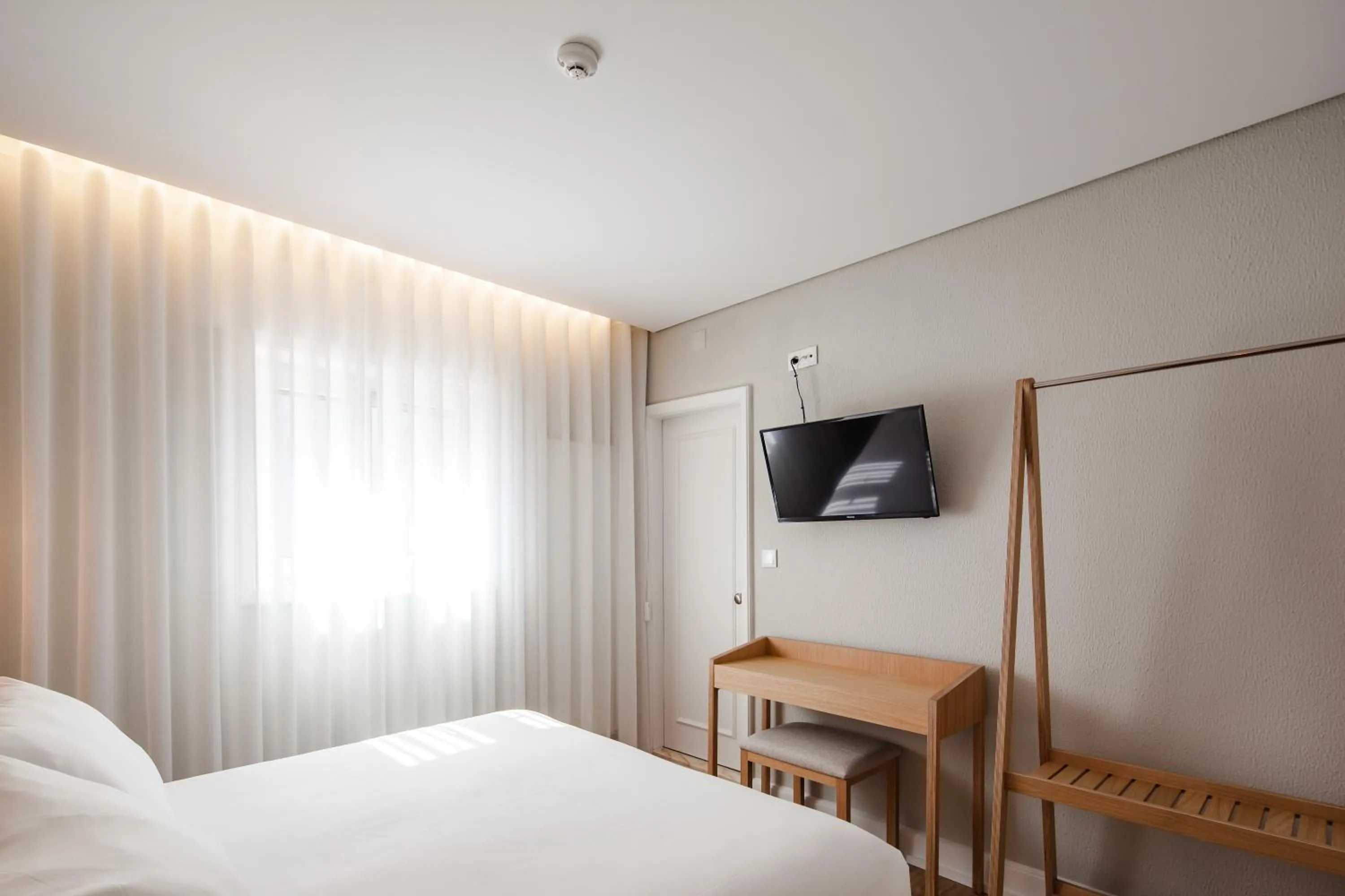 Communal lounge/ TV room, Bed in The Rex Hotel Porto