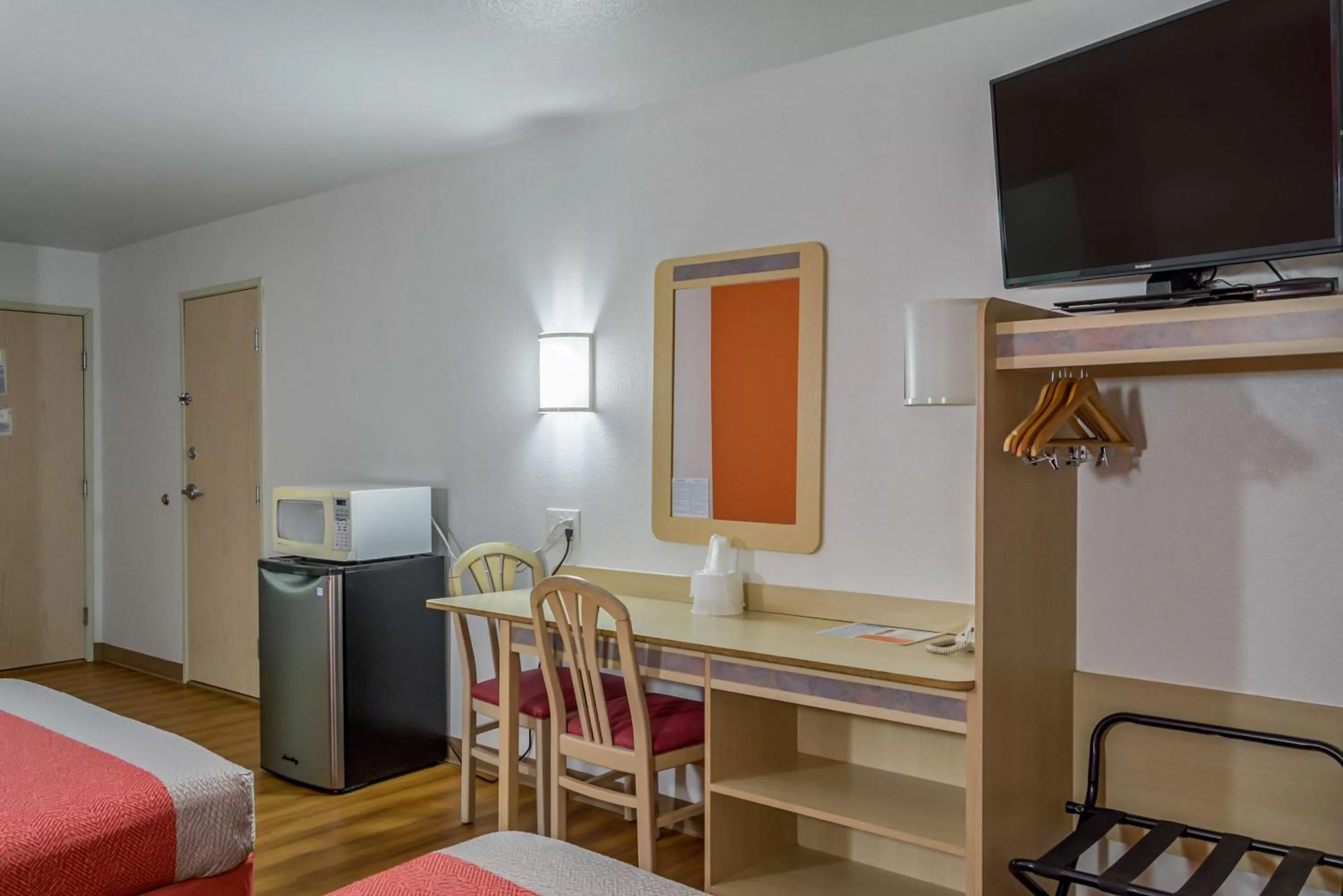 TV and multimedia, Bed in Motel 6-Redmond, OR