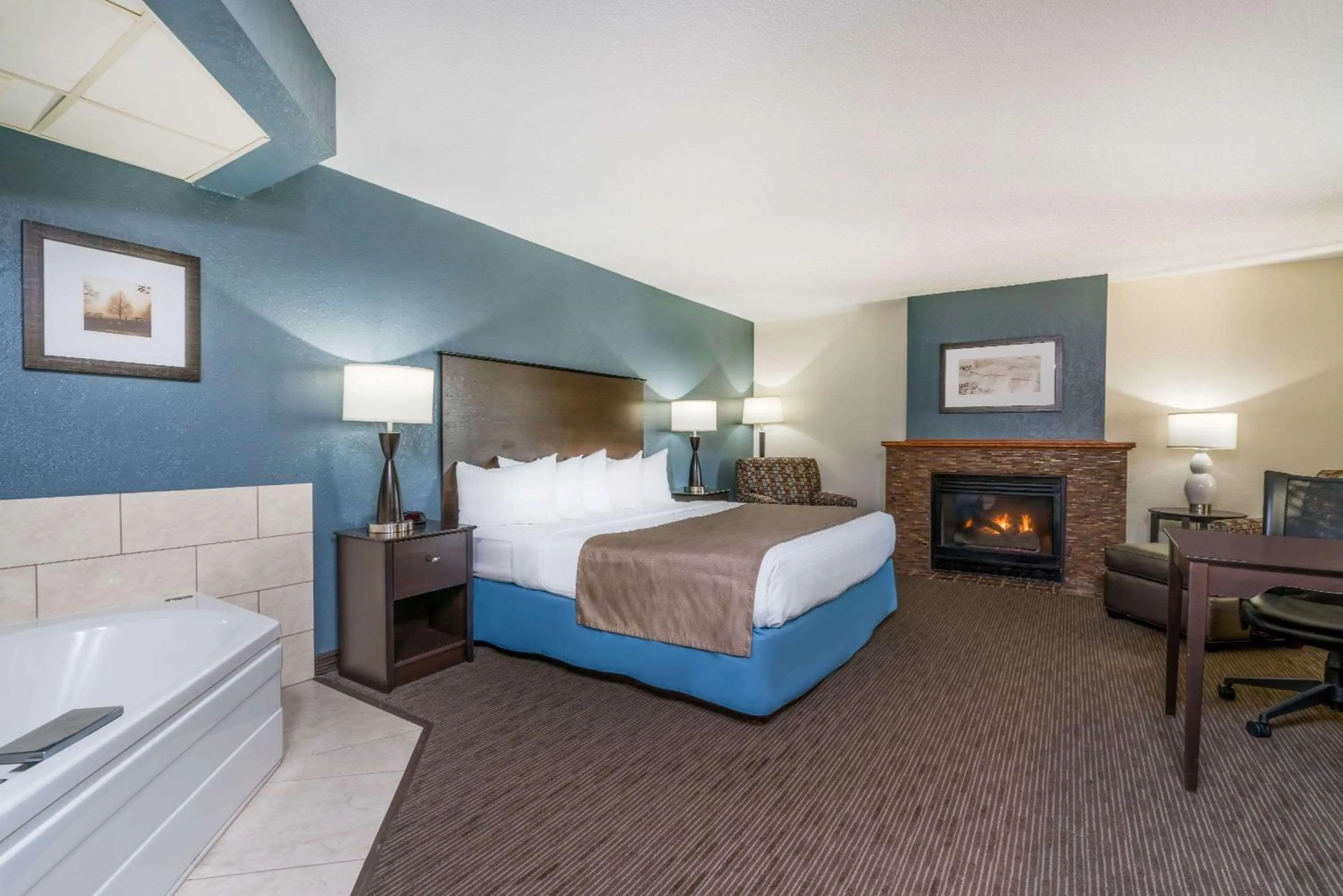 Photo of the whole room, Bed in Baymont by Wyndham Owatonna
