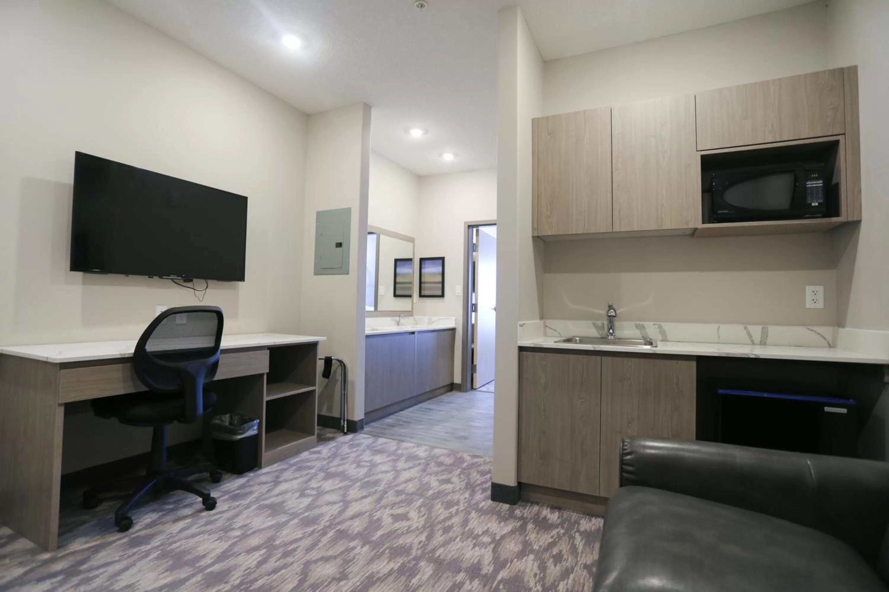 TV and multimedia in Days Inn by Wyndham Calgary North Balzac