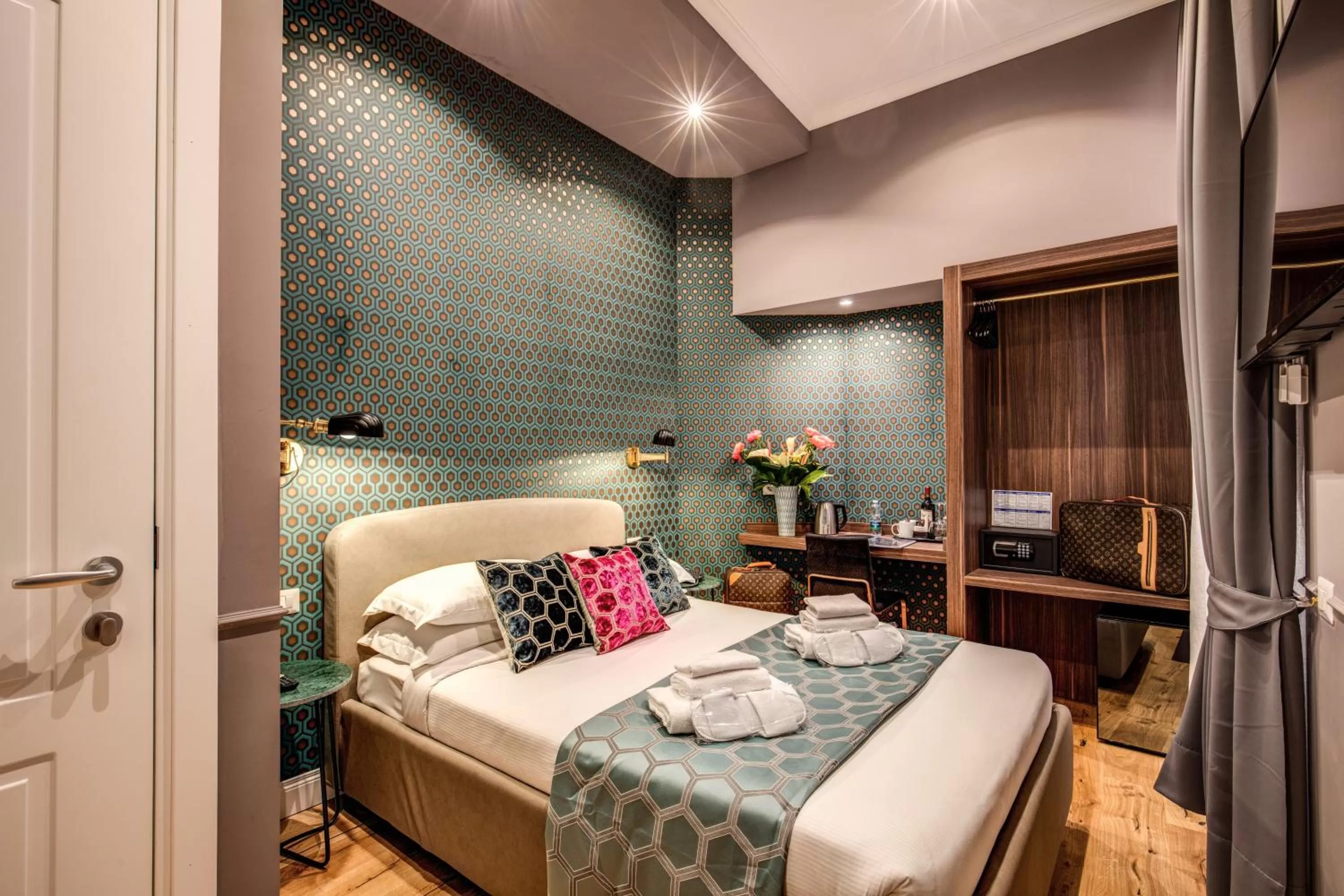 Bed in Tree Charme Parliament Boutique Hotel