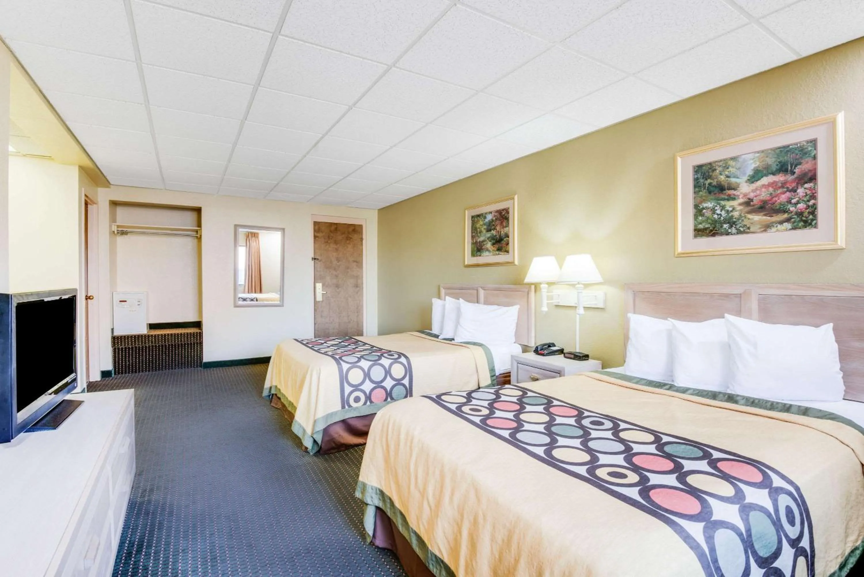 Photo of the whole room, Bed in Super 8 by Wyndham Port Clinton