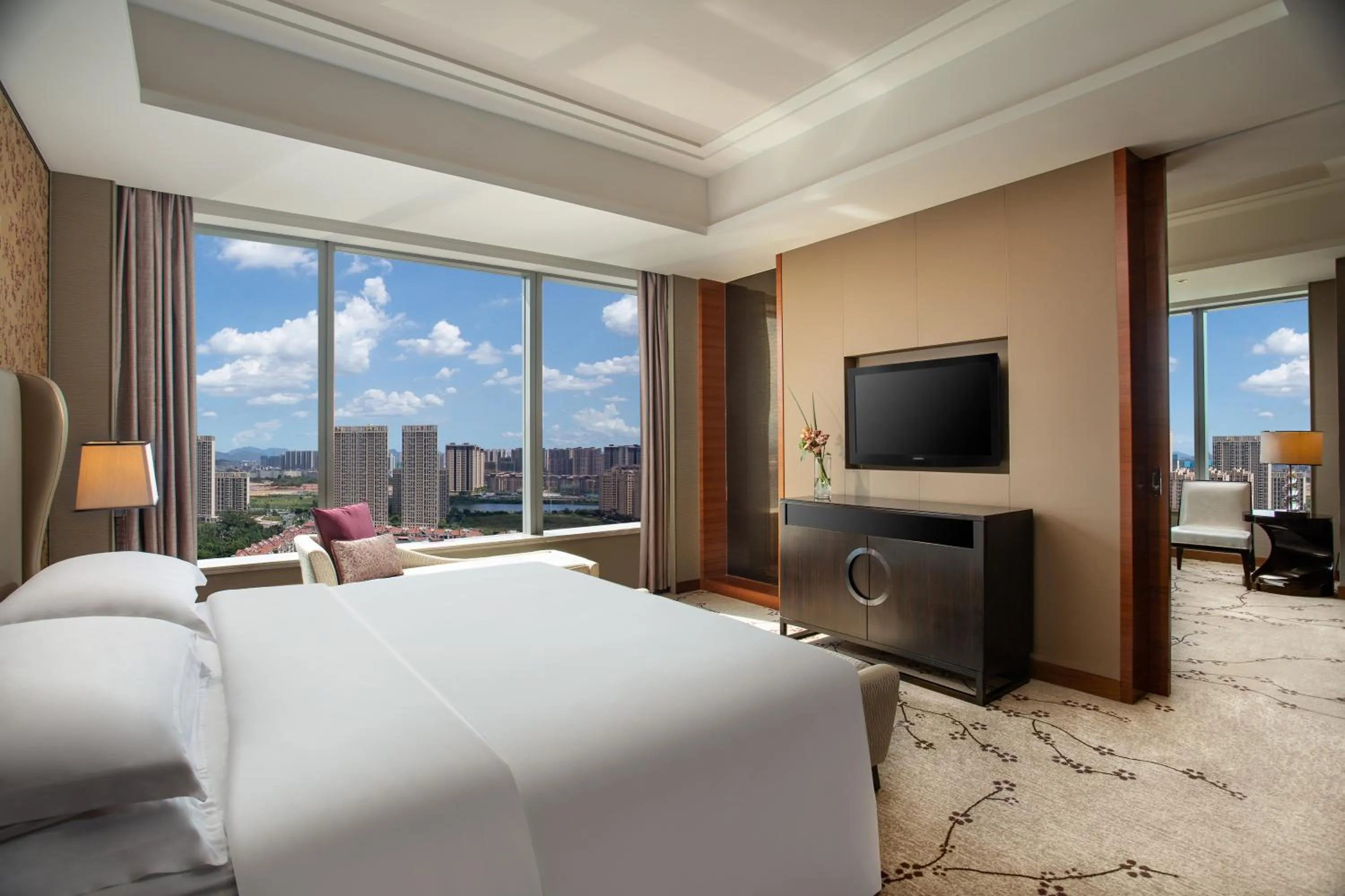 Bed in Crowne Plaza Huizhou by IHG