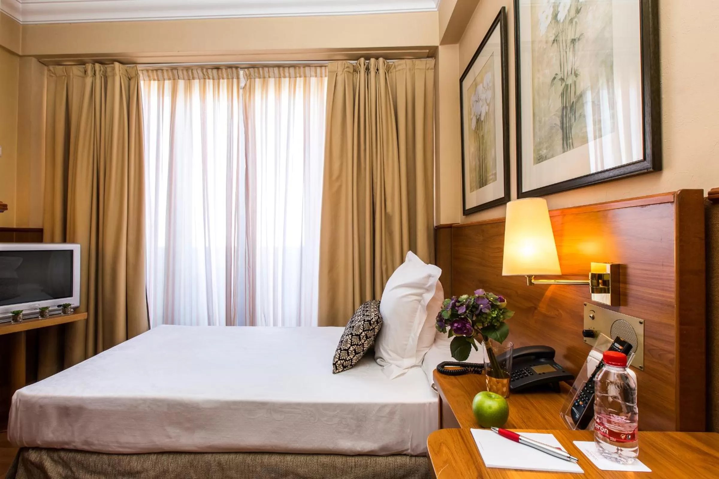 Bedroom in Leonardo Hotel Granada