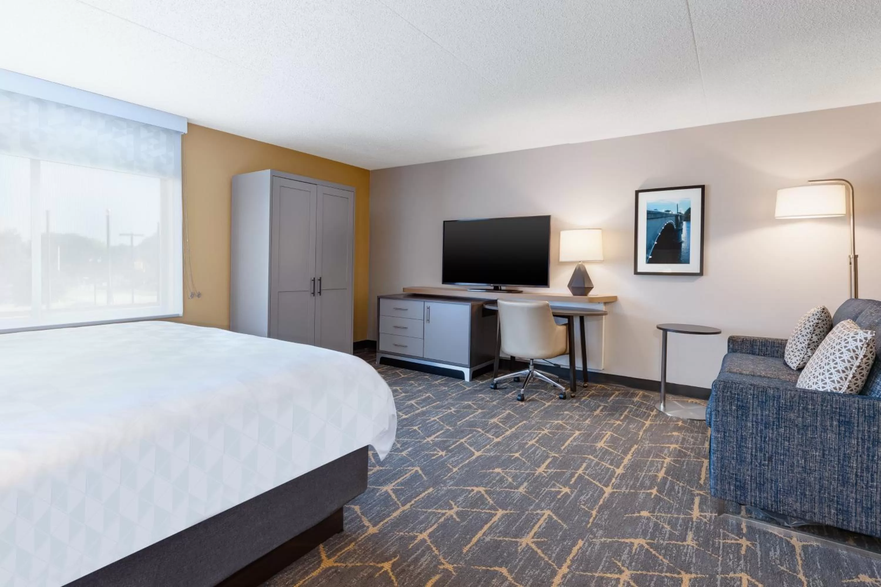 Photo of the whole room, Bed in Holiday Inn Grand Rapids Downtown by IHG