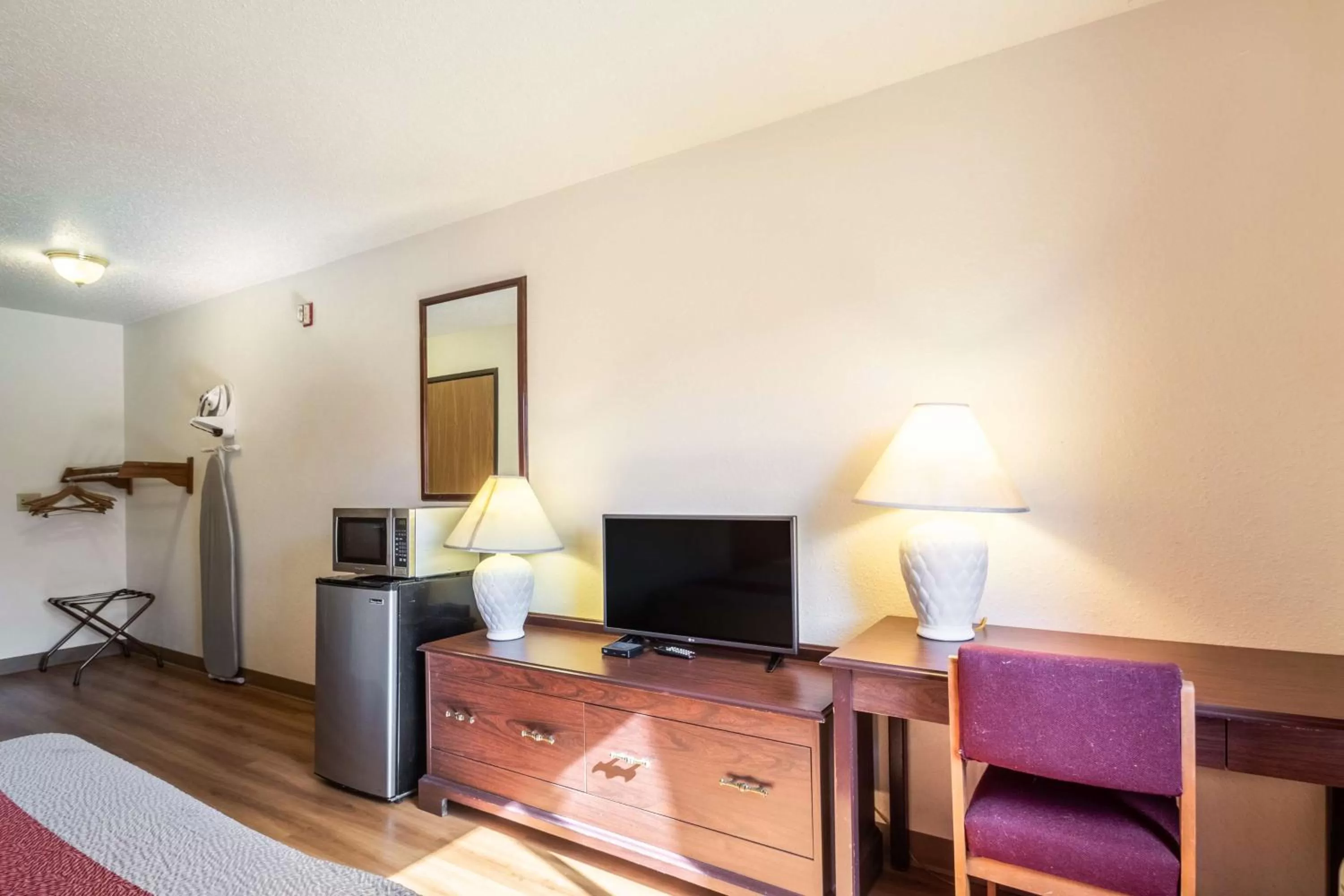 TV and multimedia, Bed in Motel 6-Saukville, WI