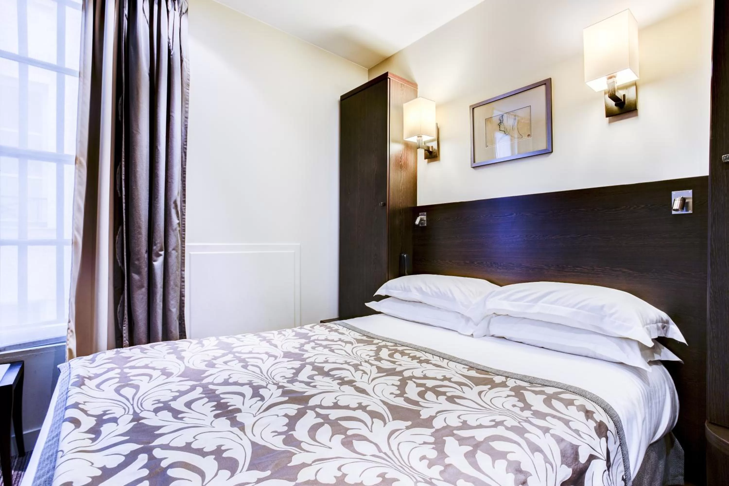 Bedroom, Bed in Hôtel Paris Louvre Opéra