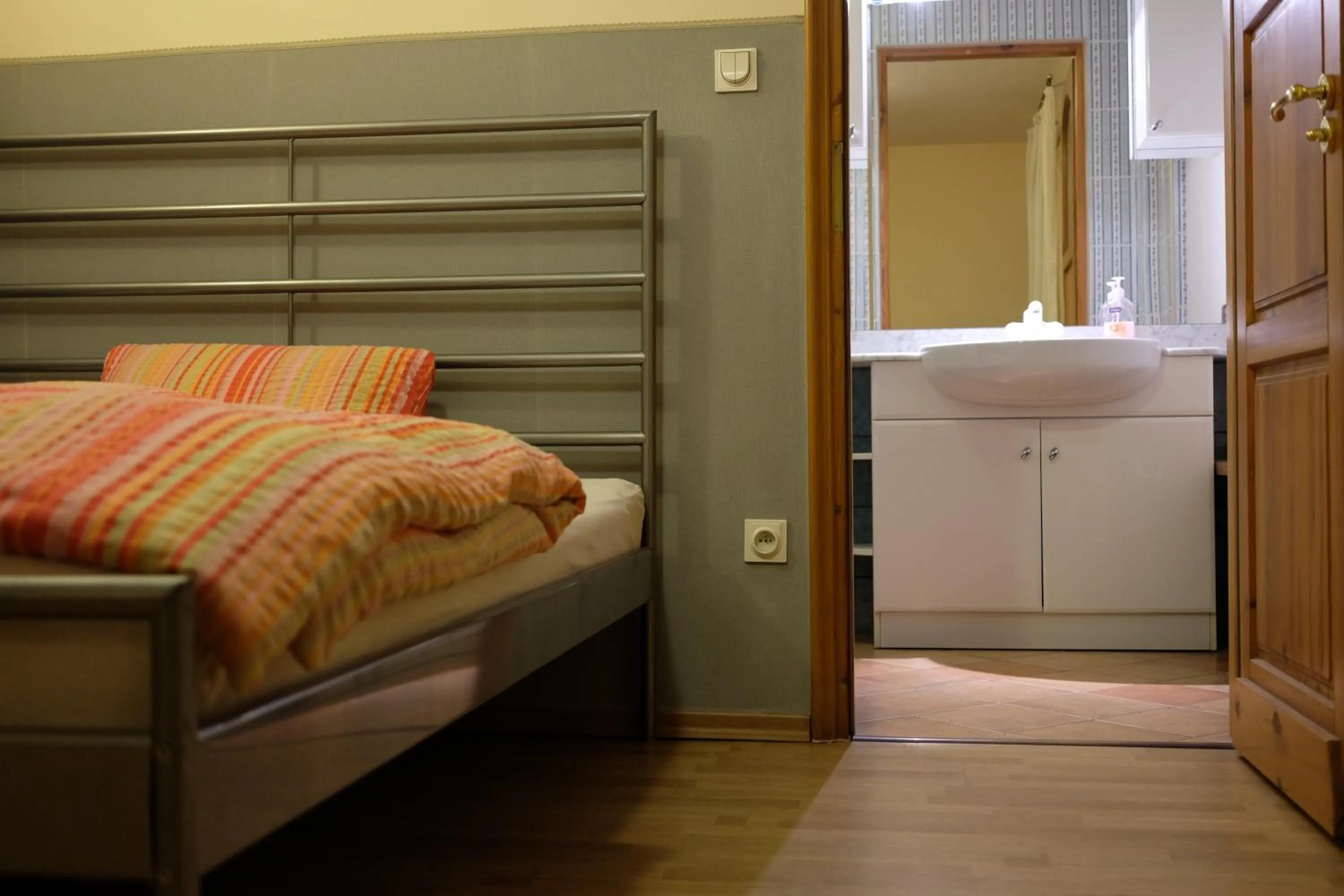 Toilet, Bed in Academus Pub & Guest House