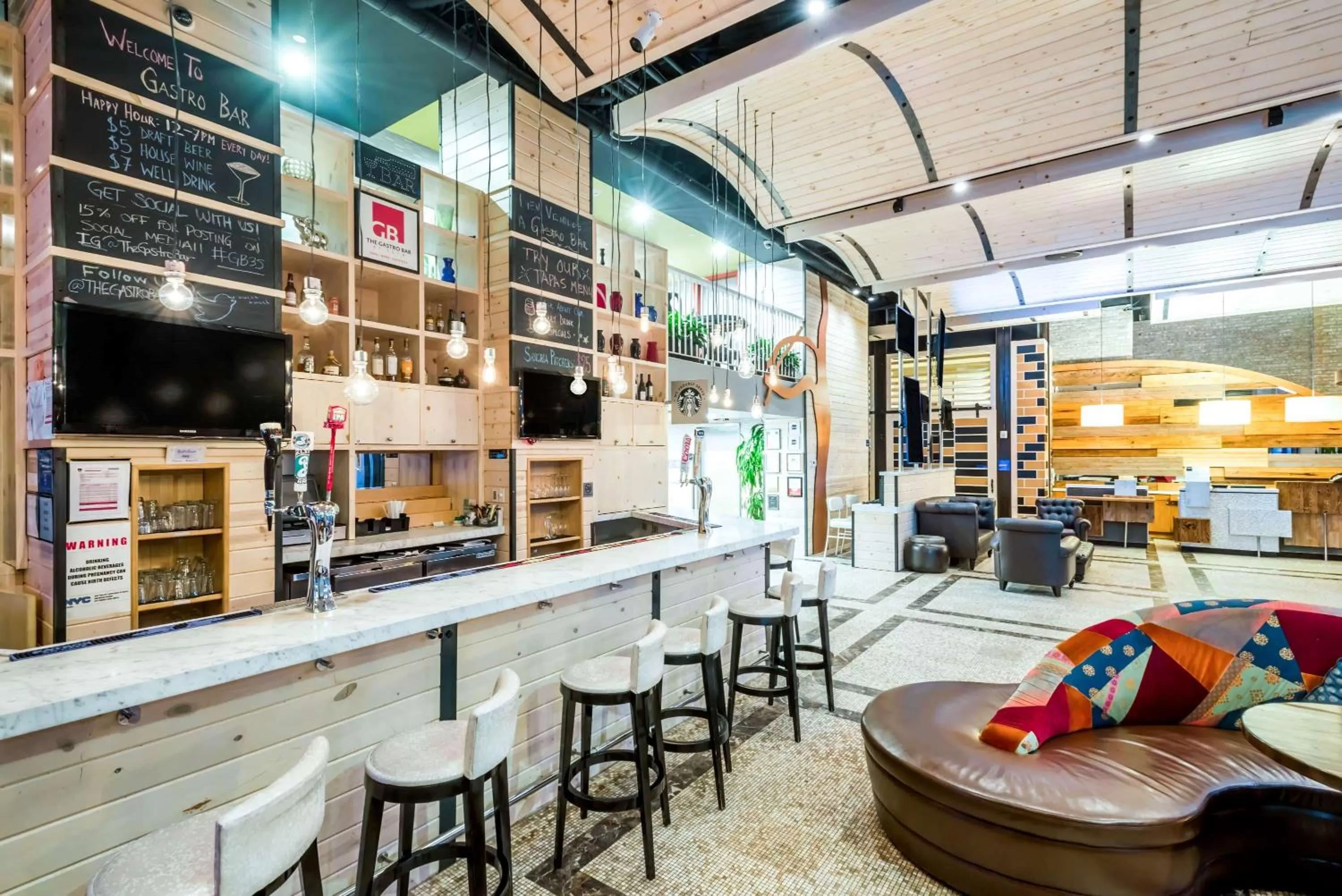 Lounge or bar in TRYP by Wyndham New York City Times Square - Midtown