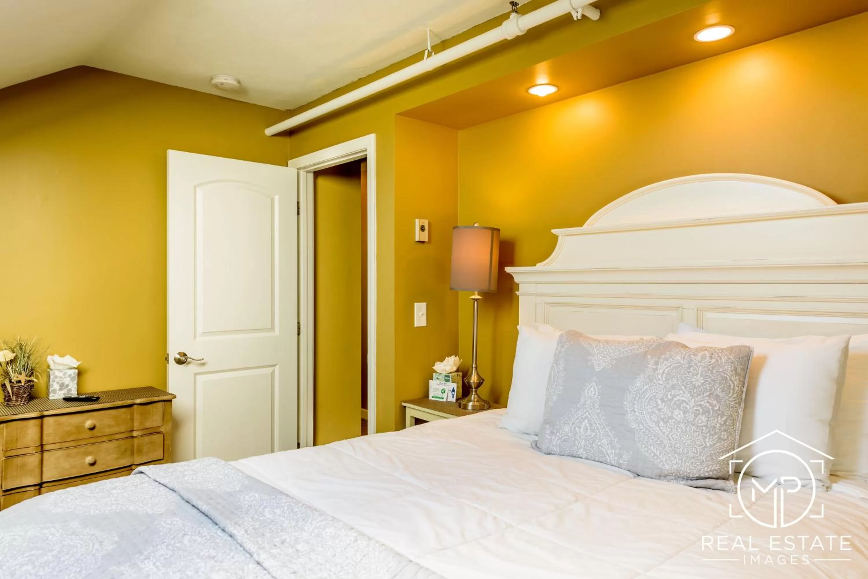 Bed in Bouchard Restaurant & Inn