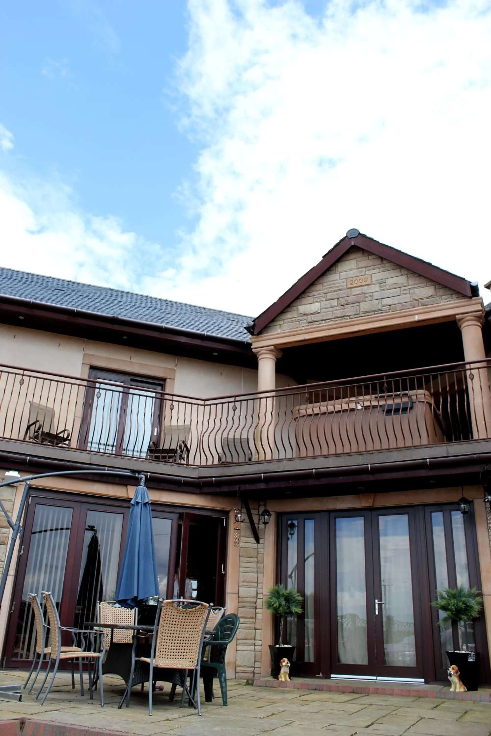 Facade/entrance in Backbrae House B&B