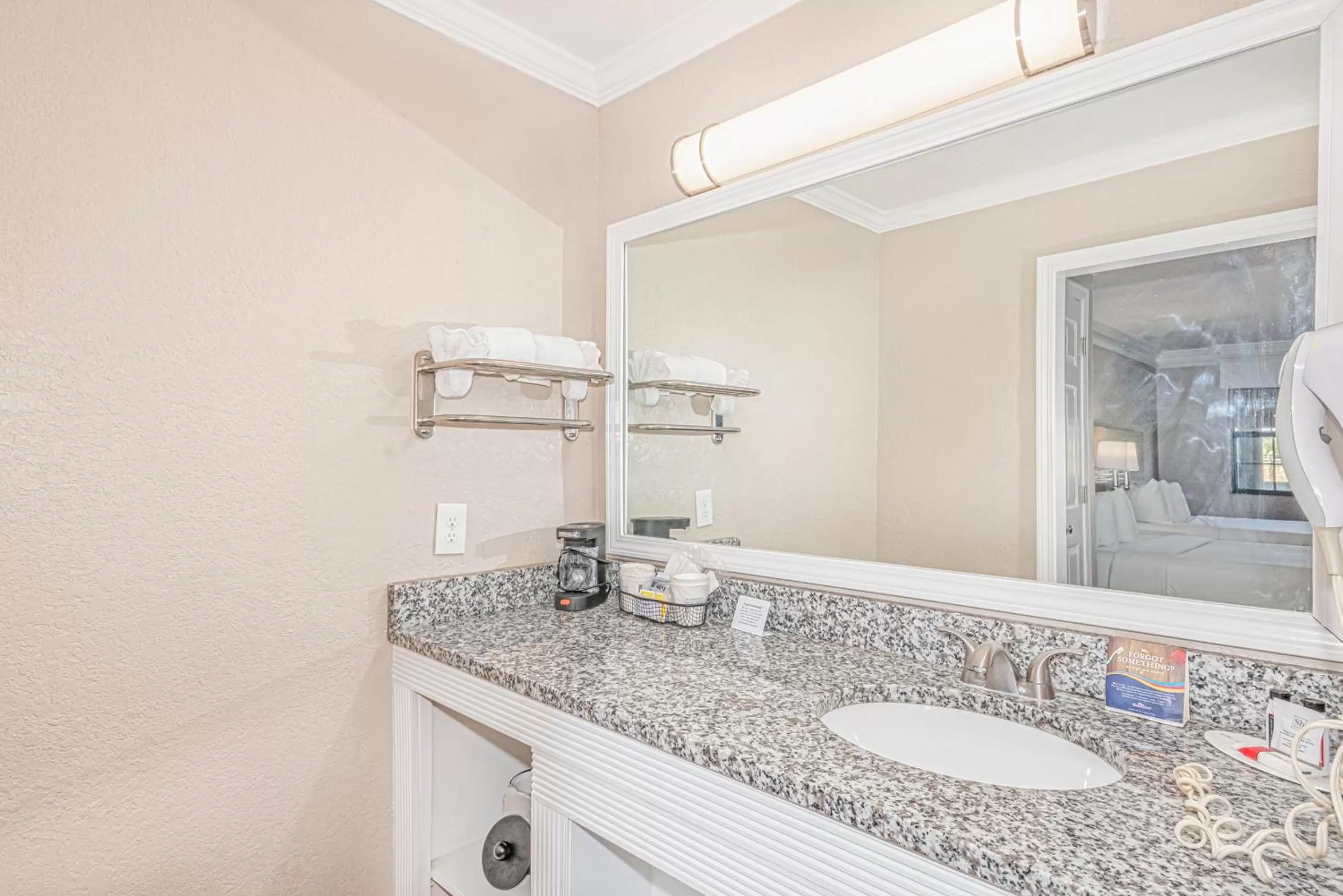 Bathroom in Casa Bella Inn & Suites Extended Stay