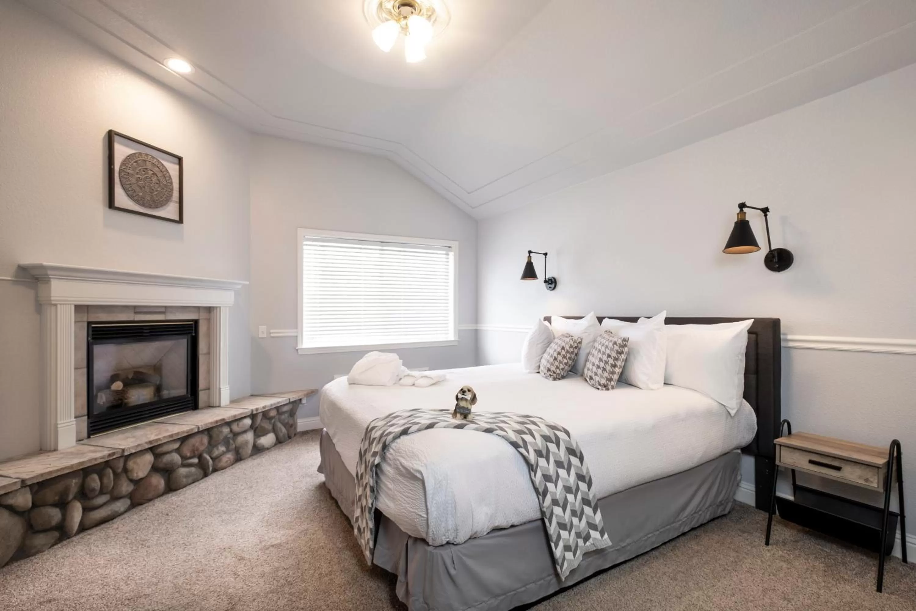 Bed in Hounds Tooth Inn