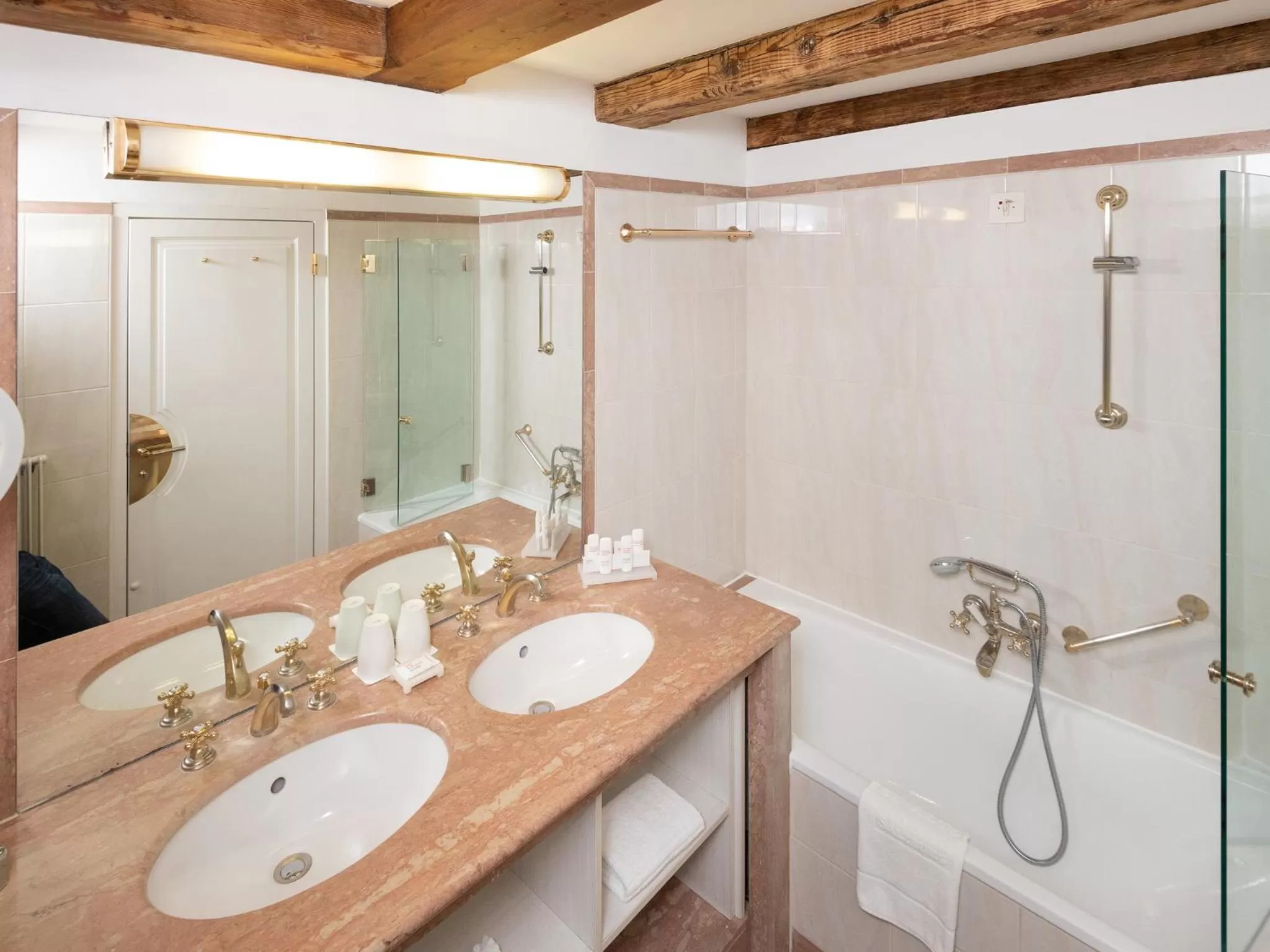 Bathroom in Radisson Blu Hotel Altstadt