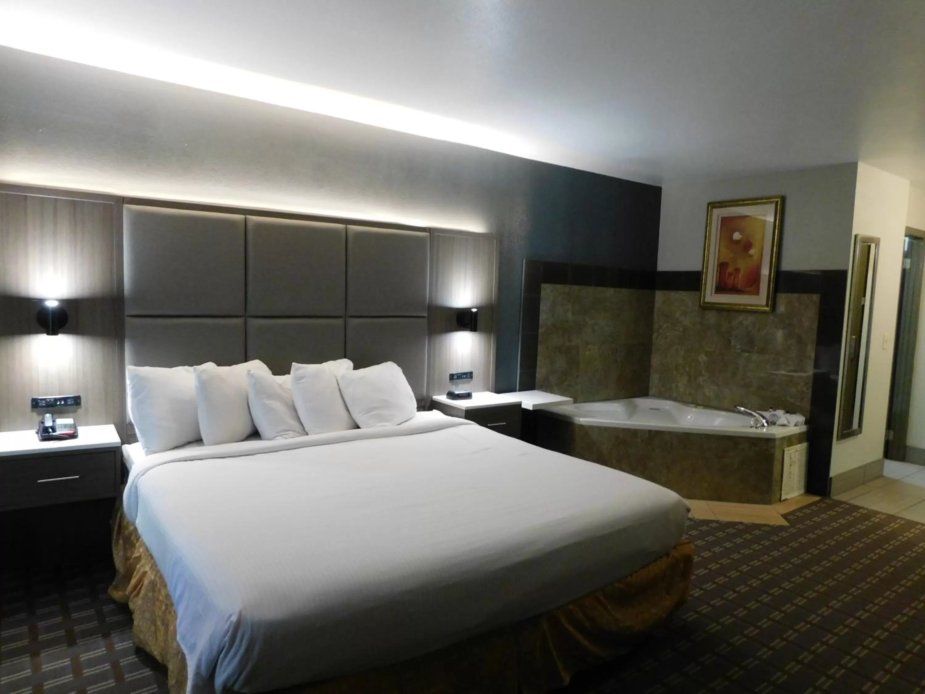 Bed in Days Inn & Suites by Wyndham Downtown Gatlinburg Parkway