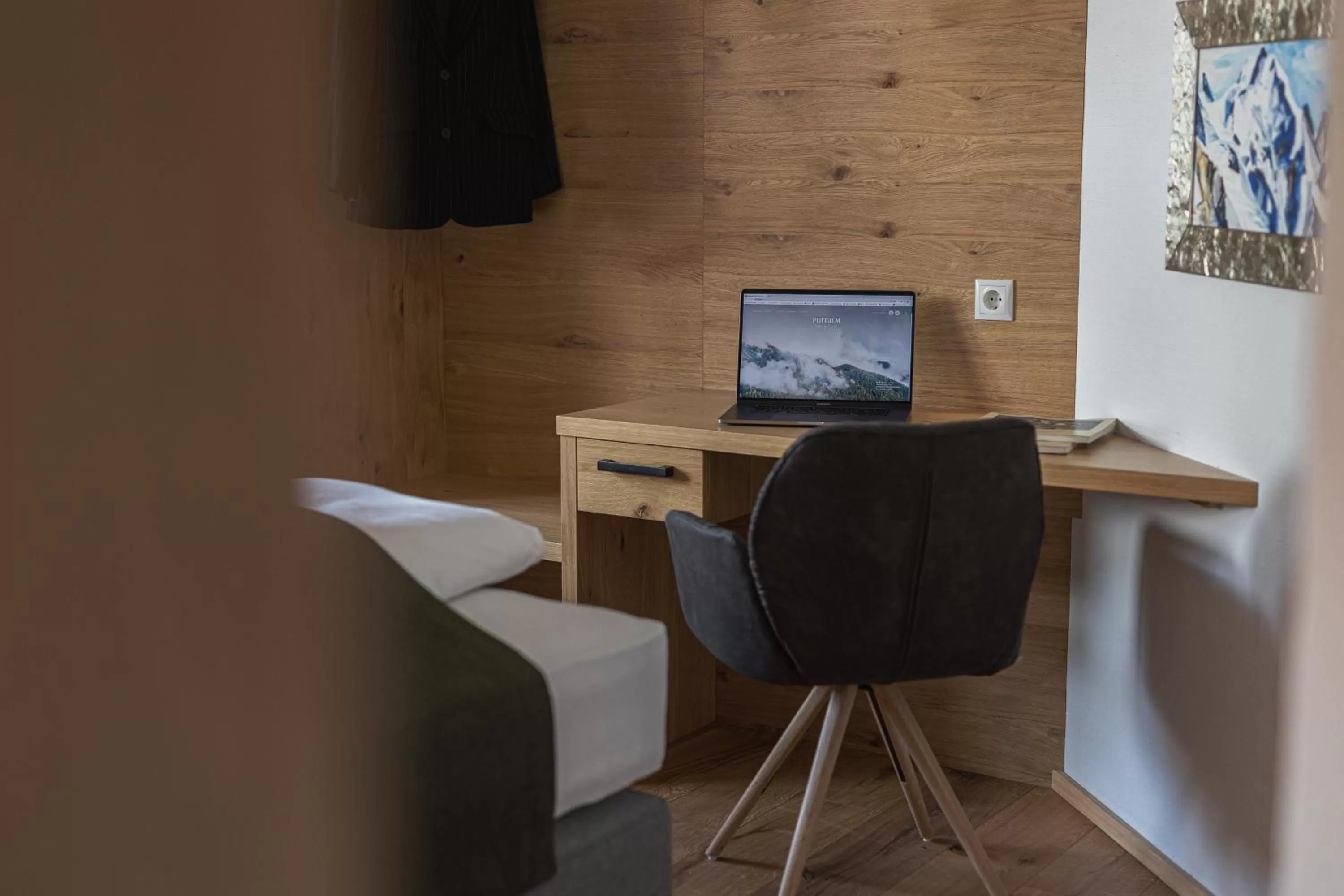 Bedroom, TV/Entertainment Center in Puitalm - Natur I Apart I Hotel