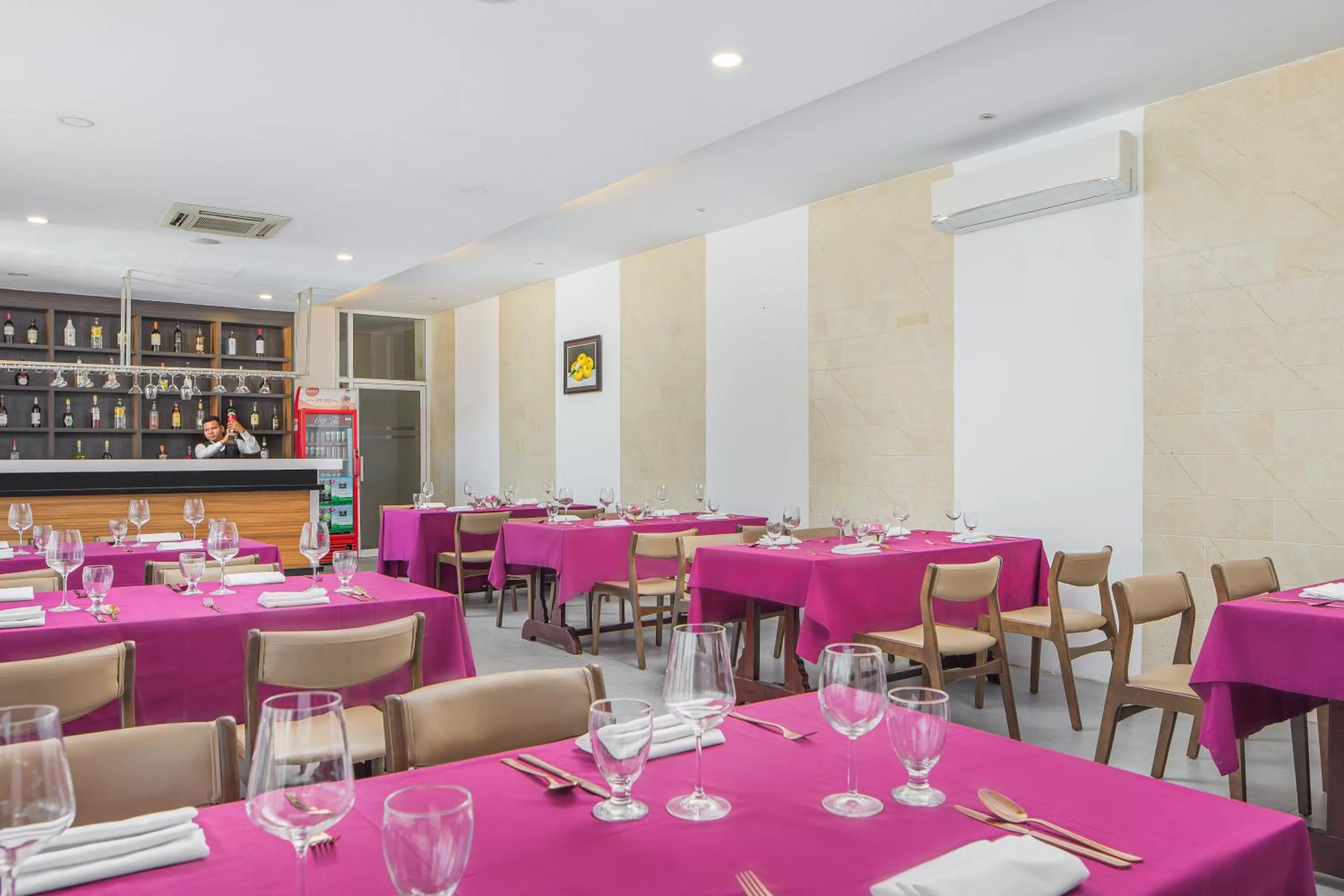 Restaurant/places to eat in Altos Hotel