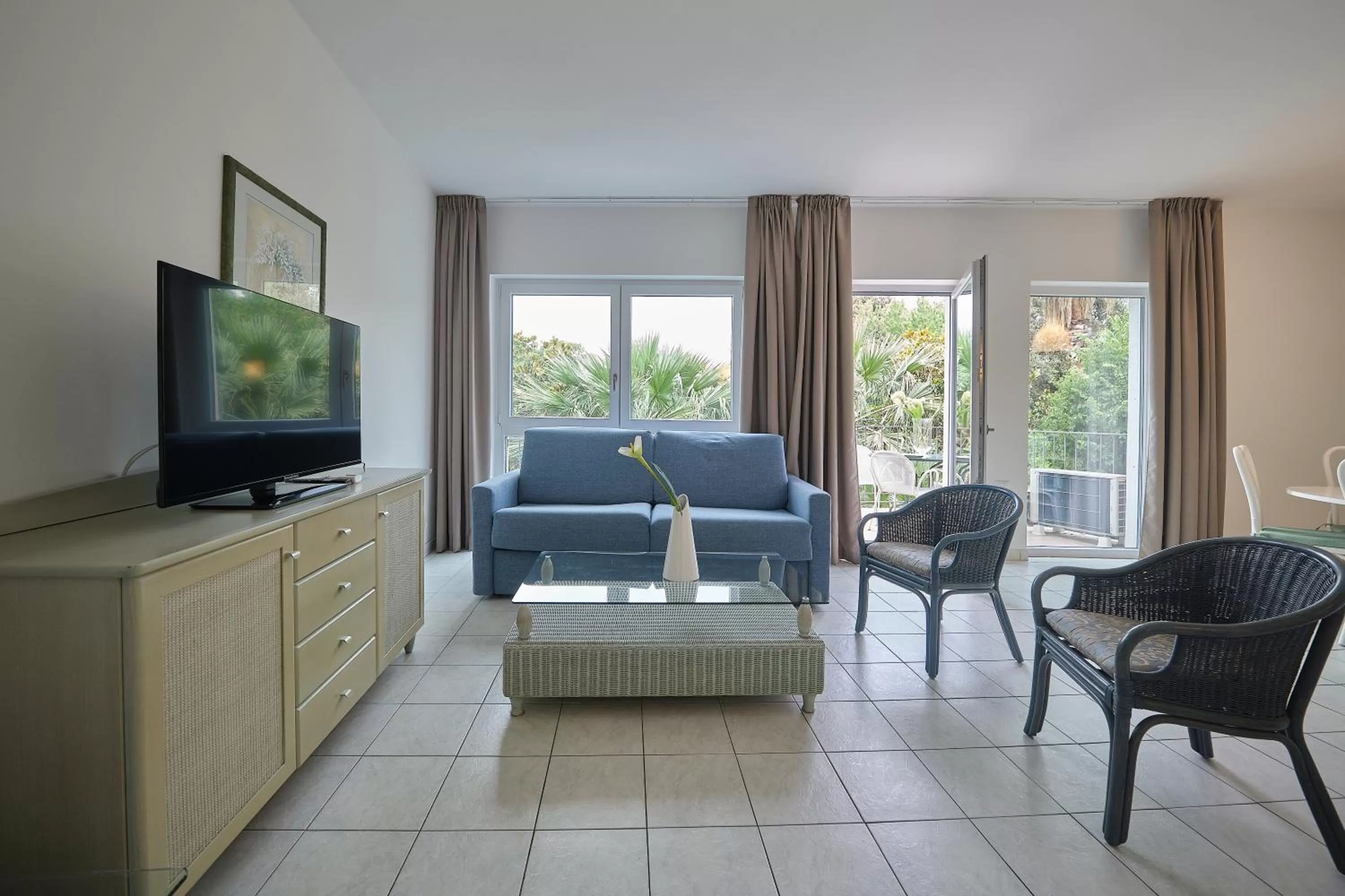 Living room in Front Lake Apartment Bardolino