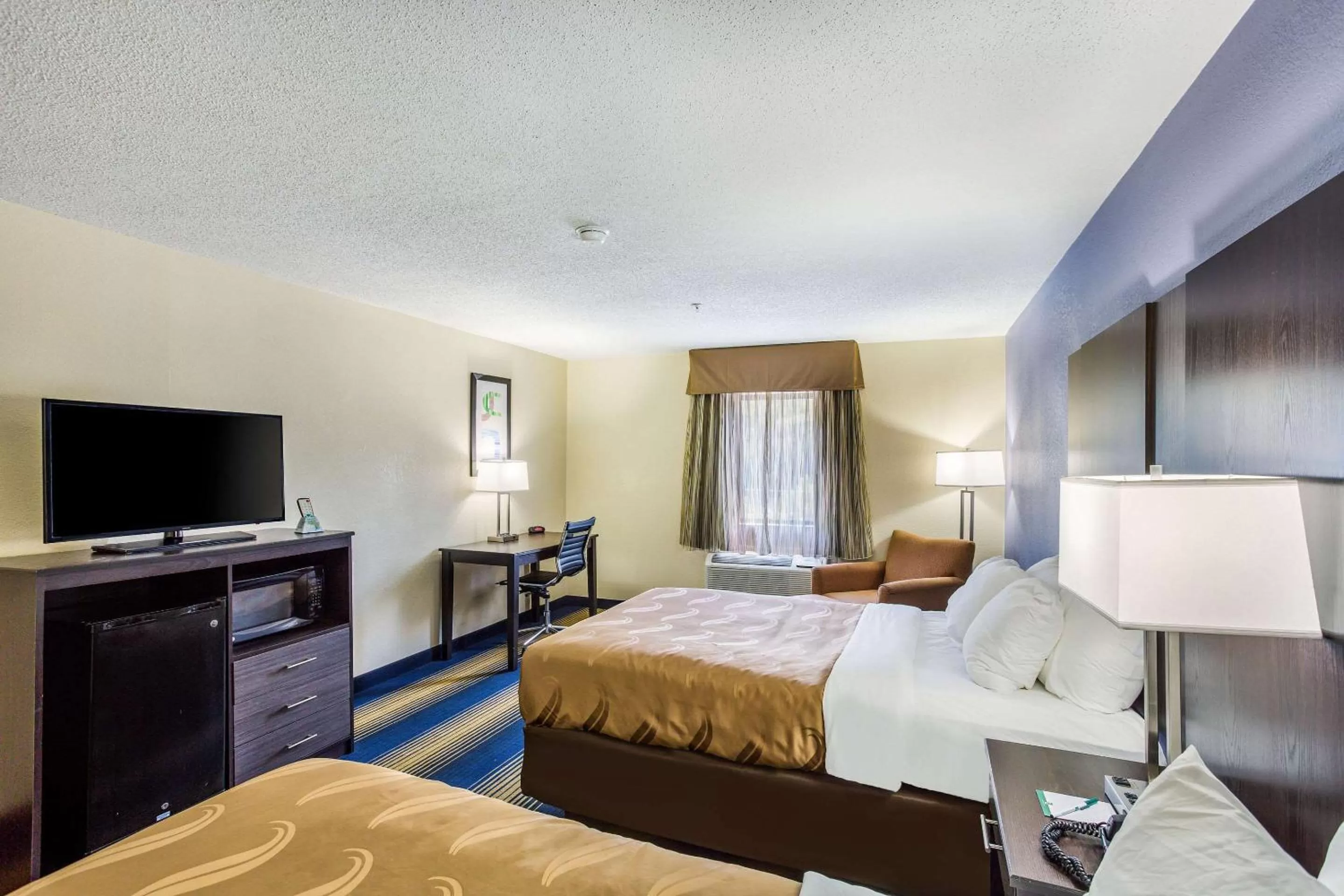 Photo of the whole room, Bed in Quality Inn Charleston South