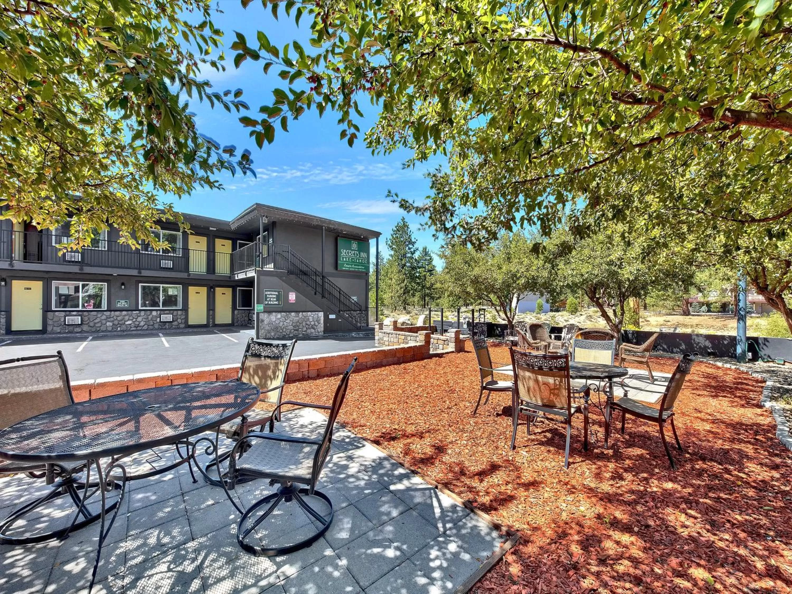 Seating area in Secrets Inn Lake Tahoe