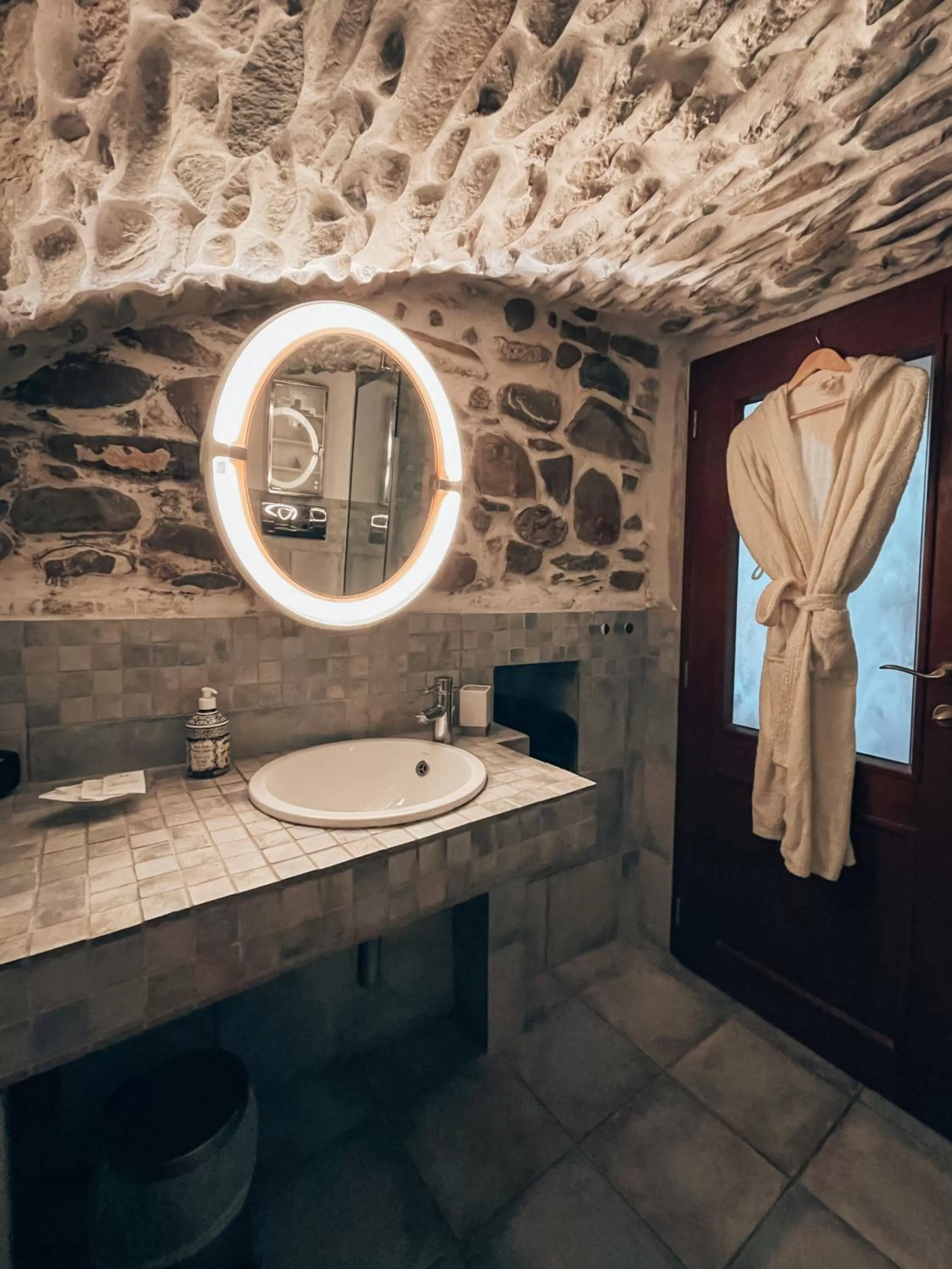 Shower in Talking Stones