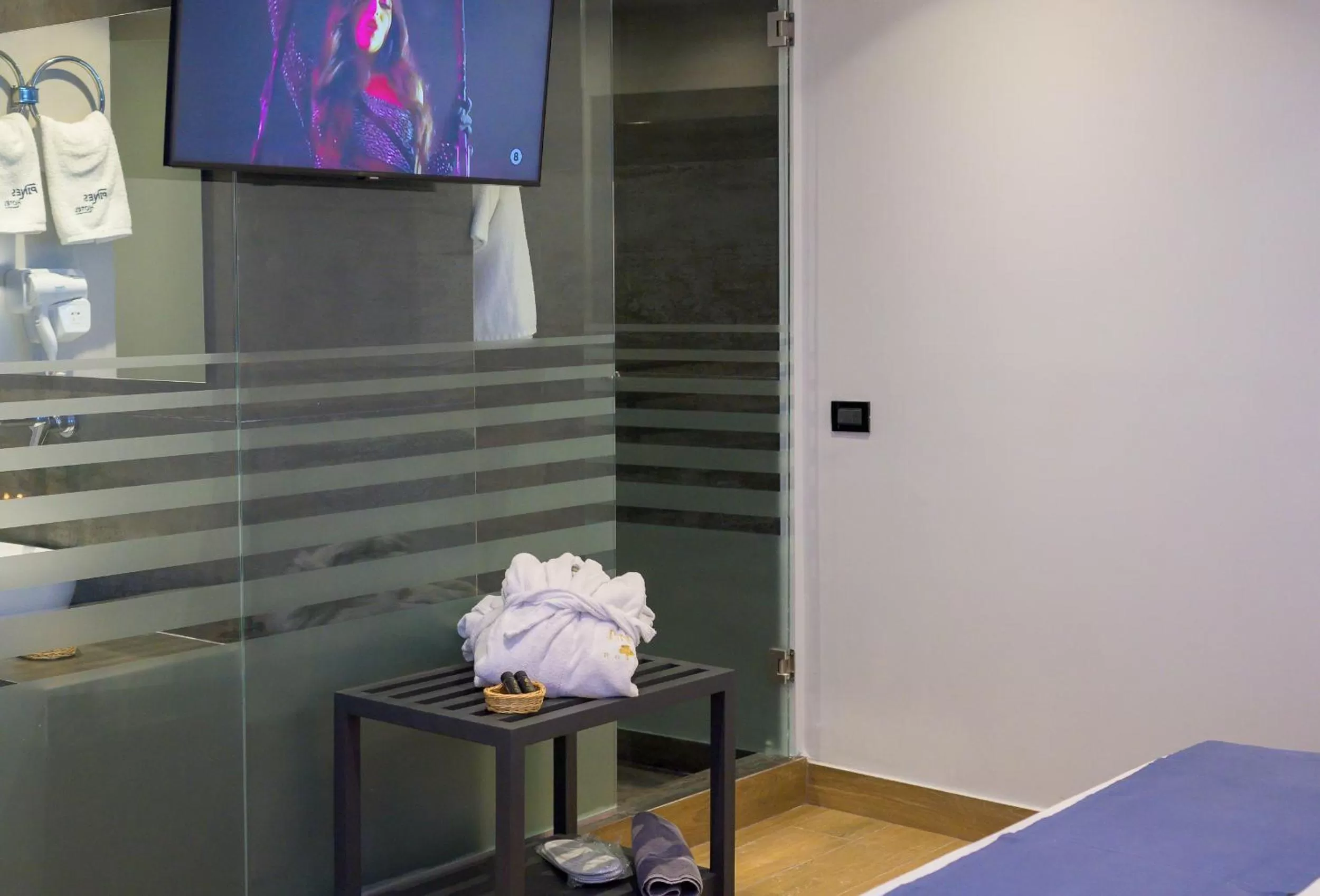 Photo of the whole room in Pines Hotel