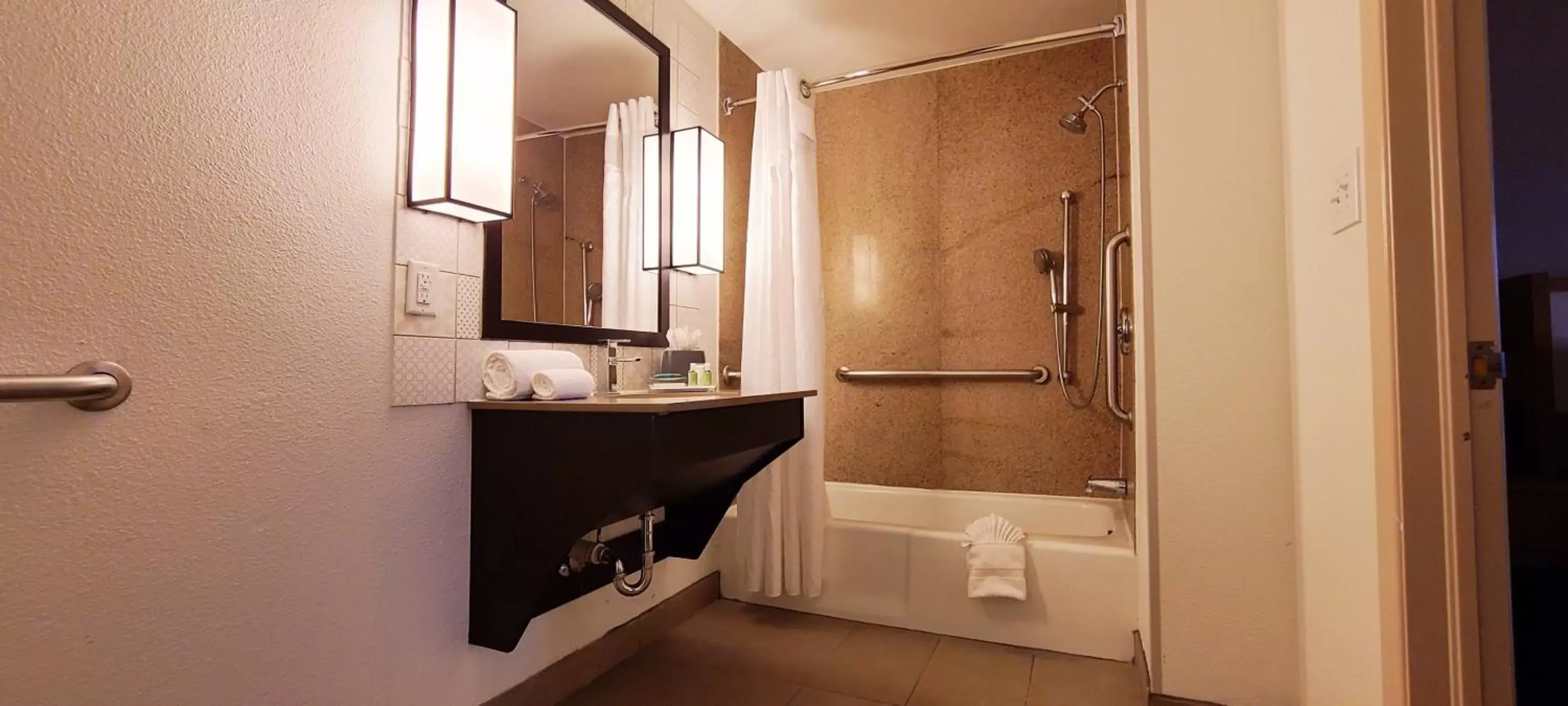 Queen Room with Mobility Accessible Tub - Non-Smoking in Holiday Inn El Paso West – Sunland Park by IHG Queen Room with Mobility Accessible Tub - Non-Smoking in Holiday Inn El Paso West – Sunland Park by IHG