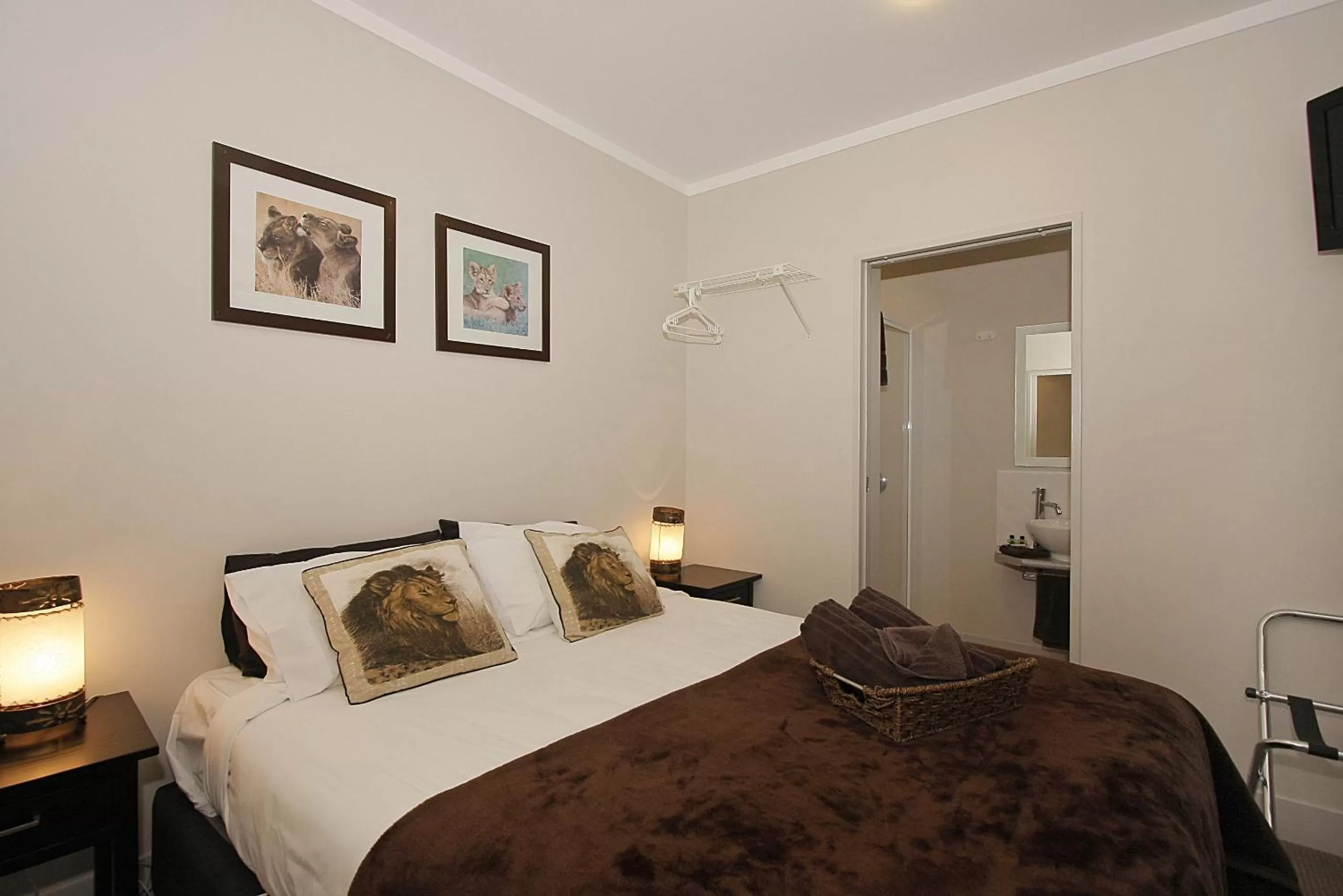 Photo of the whole room, Bed in Big Five Motel