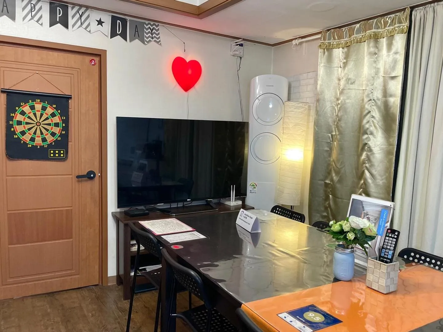 Communal lounge/ TV room in Jeong House