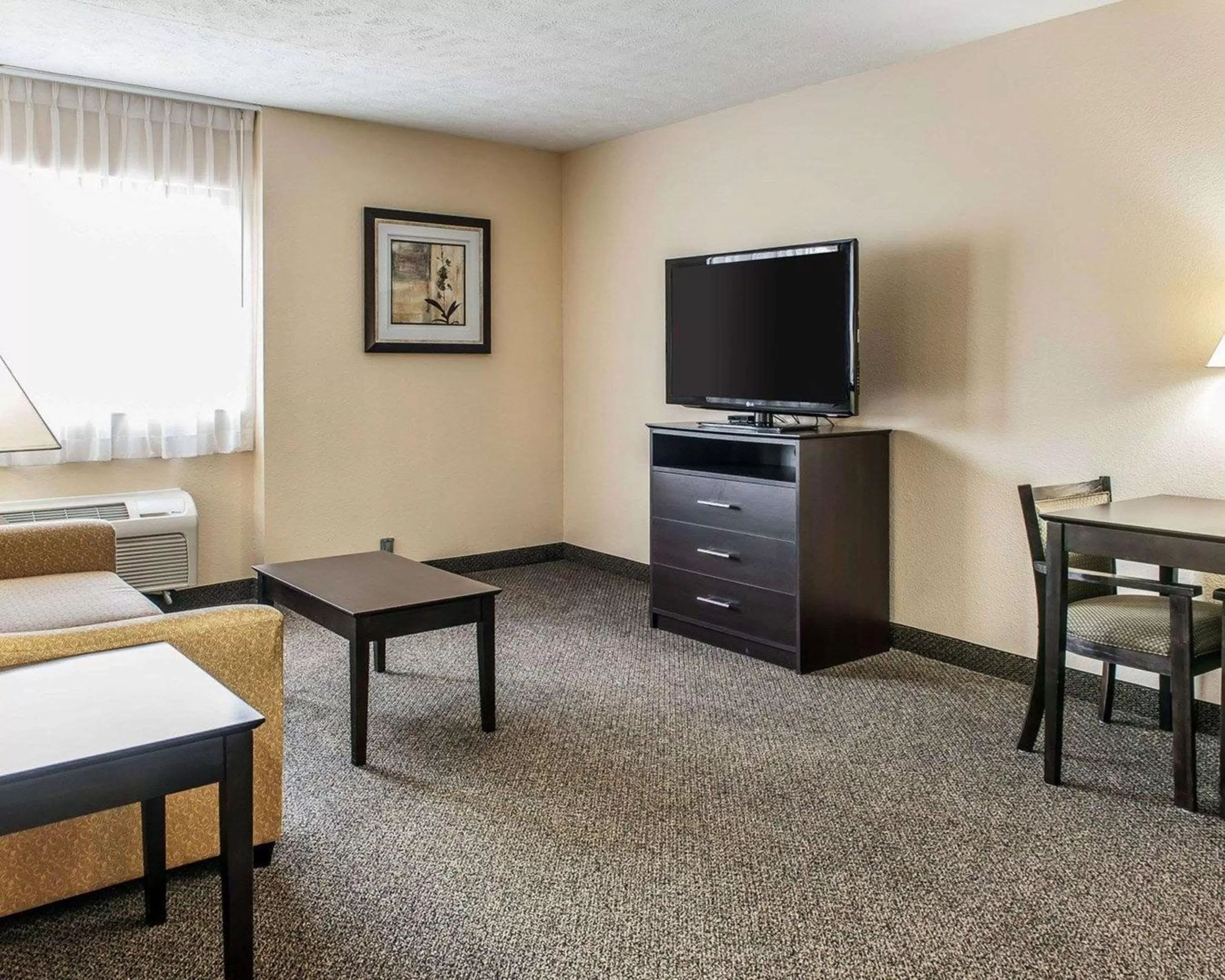 Photo of the whole room, Bed in Quality Inn & Suites Mattoon South