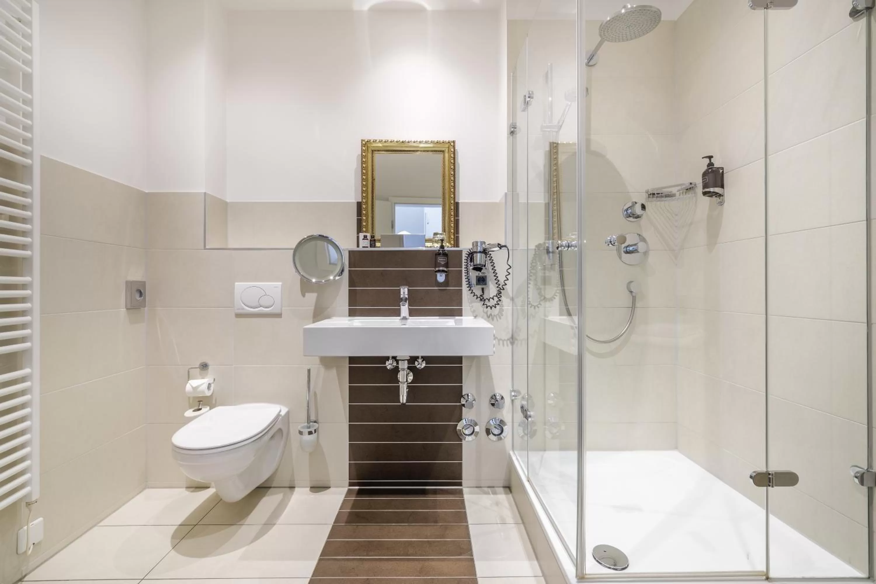 Bathroom in Chin-Chin Hotel ehemals Bohemian Hotel