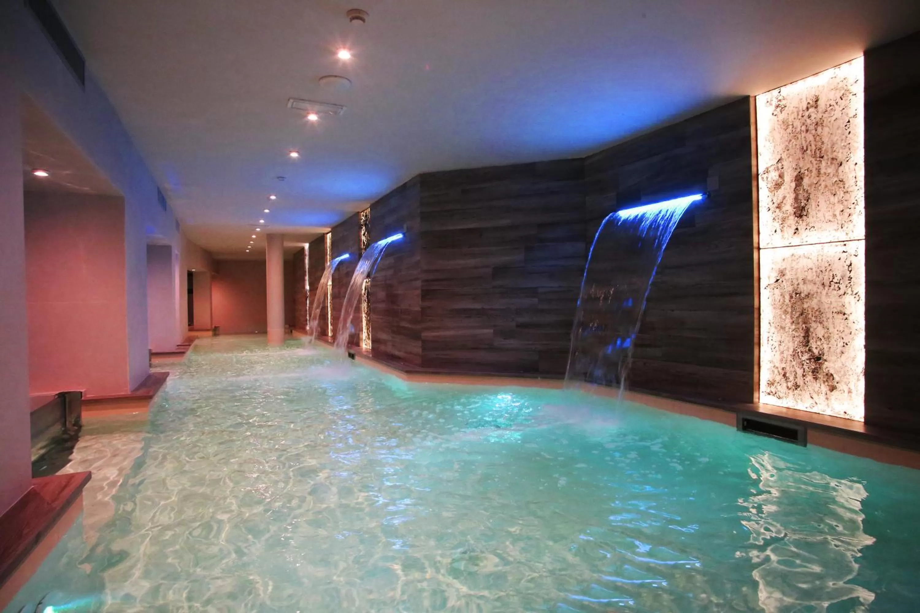 Hot Spring Bath in Hotel Columbia Wellness & Spa