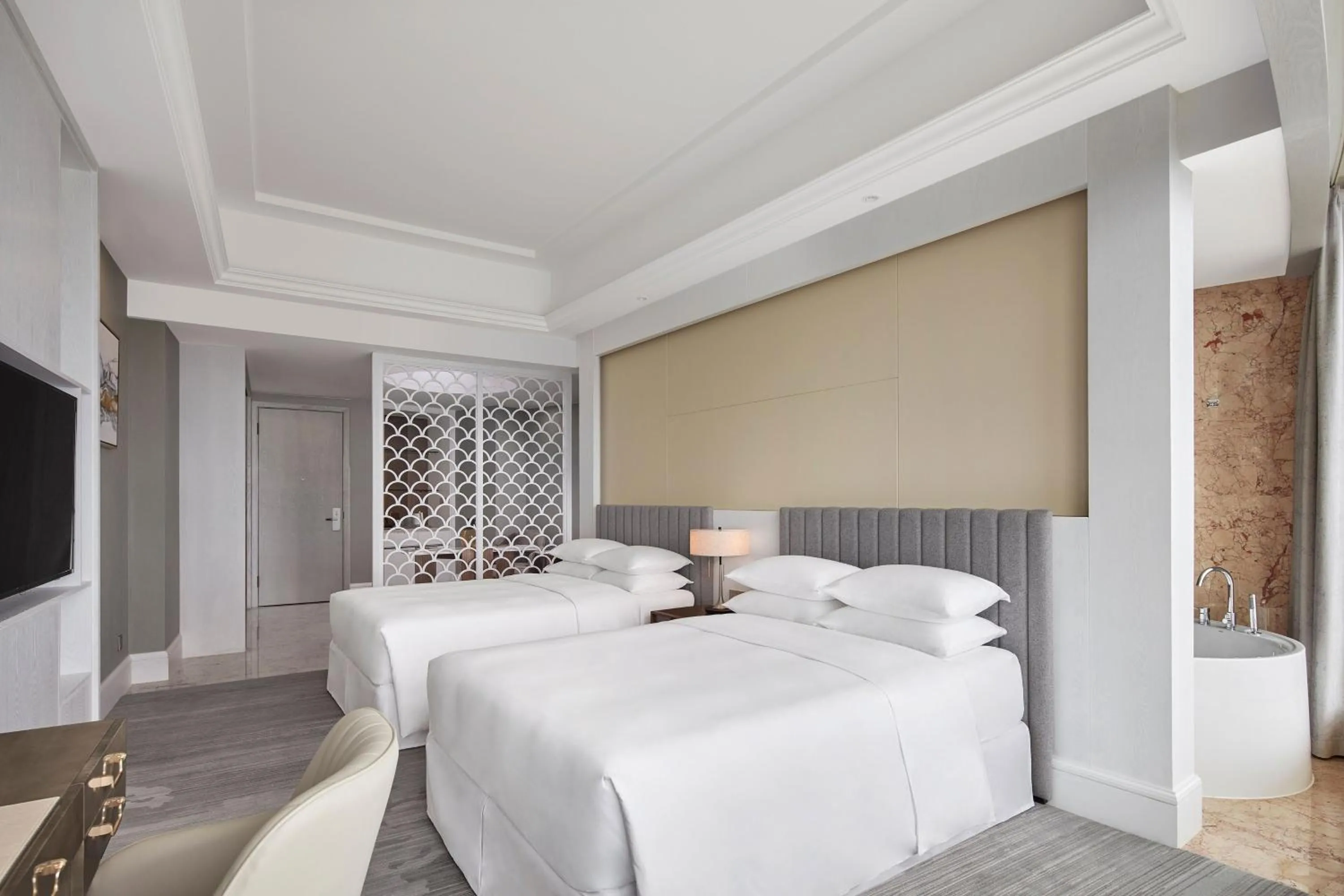 Photo of the whole room, Bed in Sheraton Shaoxing Shangyu