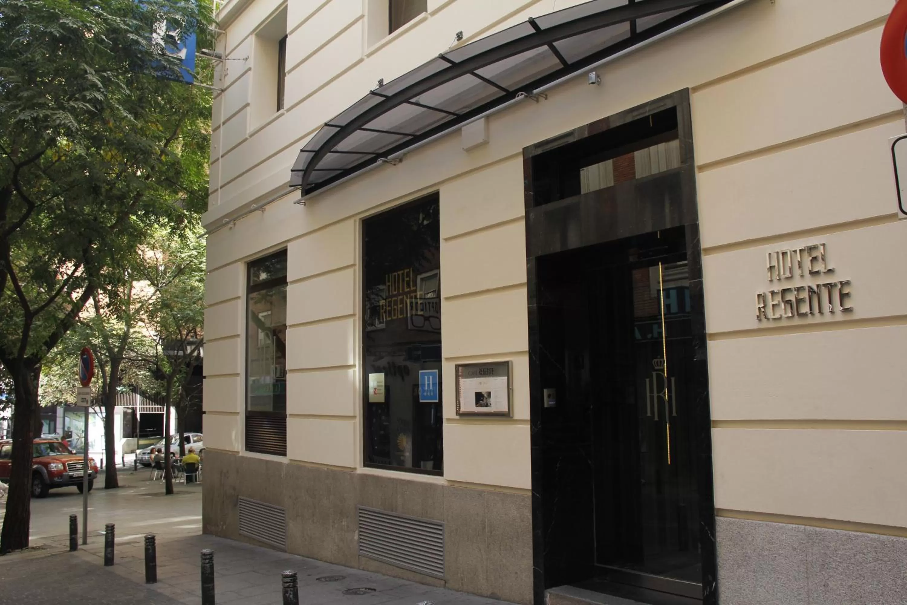 Facade/entrance in Regente Hotel