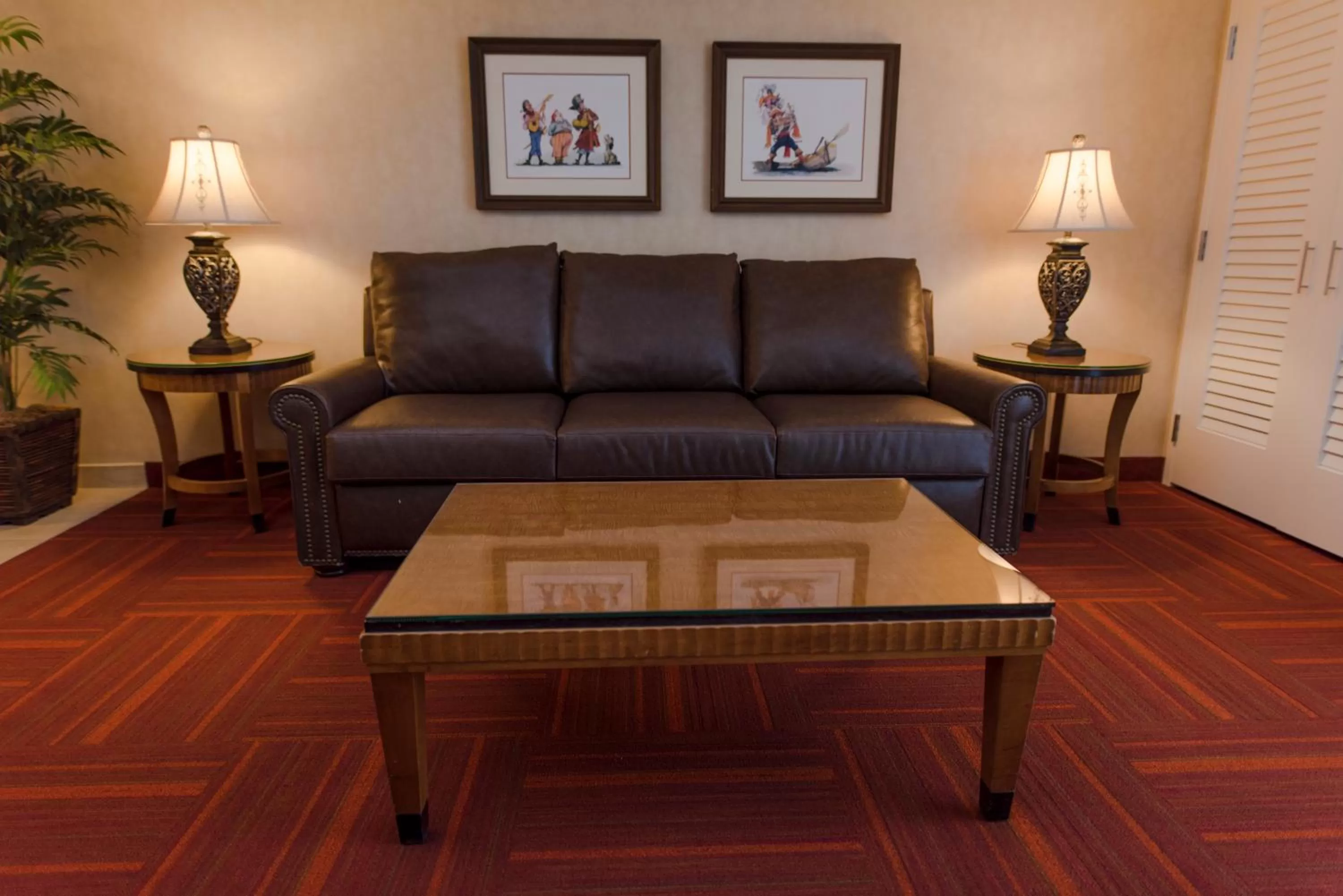 Living room in Howard Johnson by Wyndham Anaheim Hotel & Water Playground