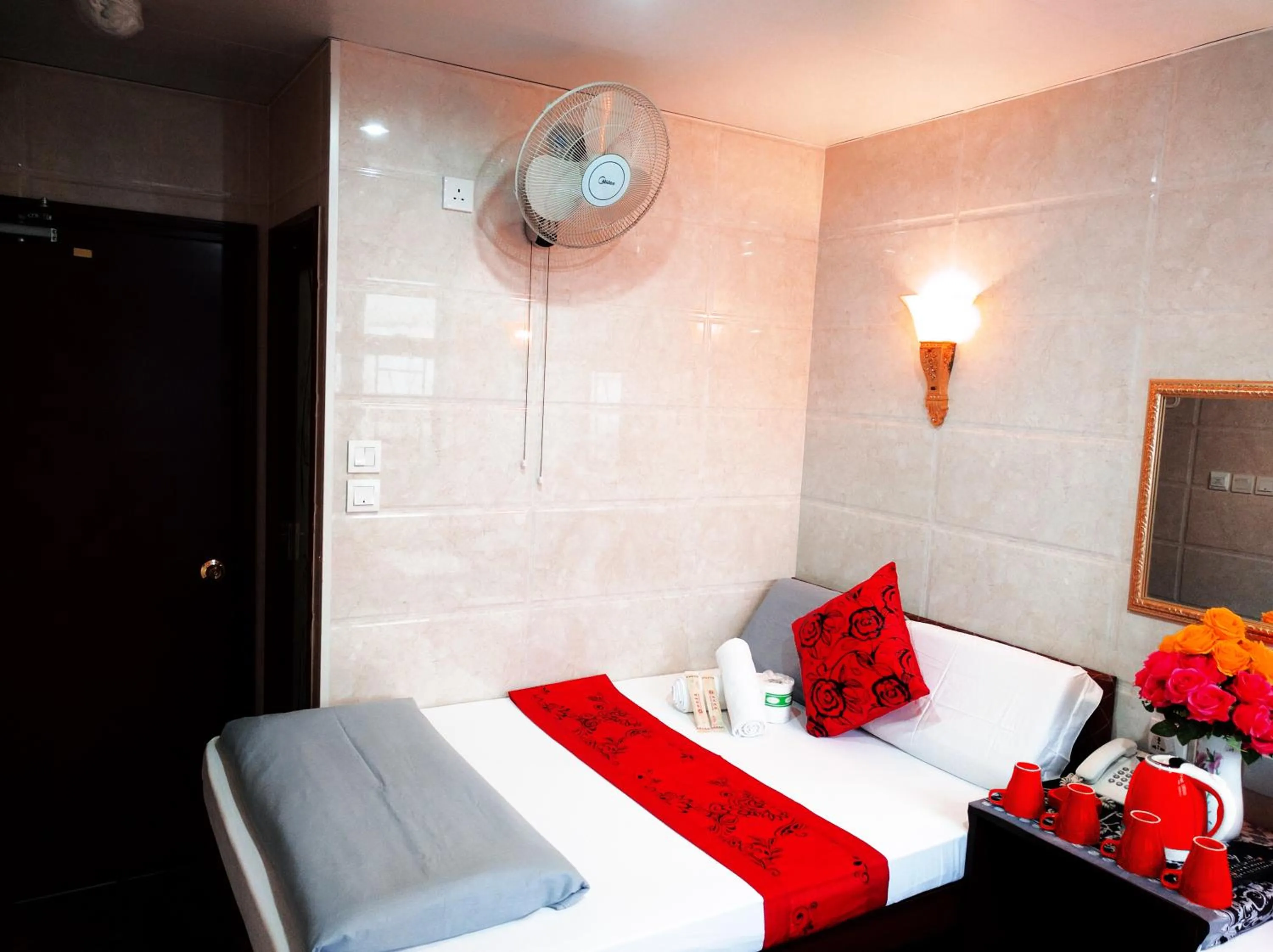 Other, Bed in Paris Guest House DHILLON HOTEL HK LTD 24 HOUR RECEPTION BLOCK D E 10F